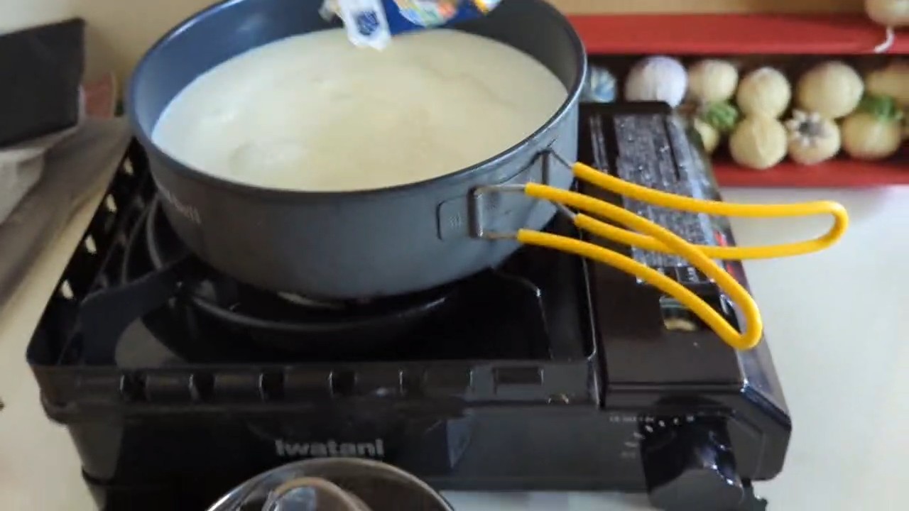 牛乳を火にかける様子