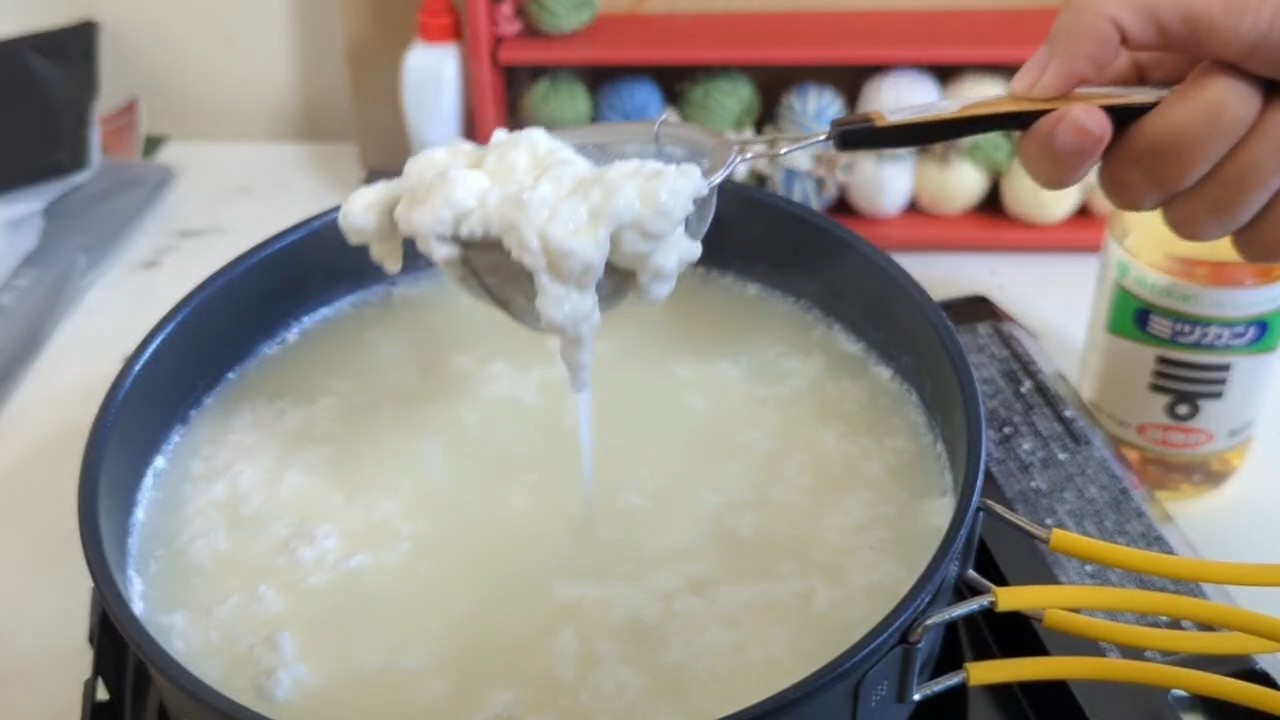 牛乳が分離して固まり始めた様子