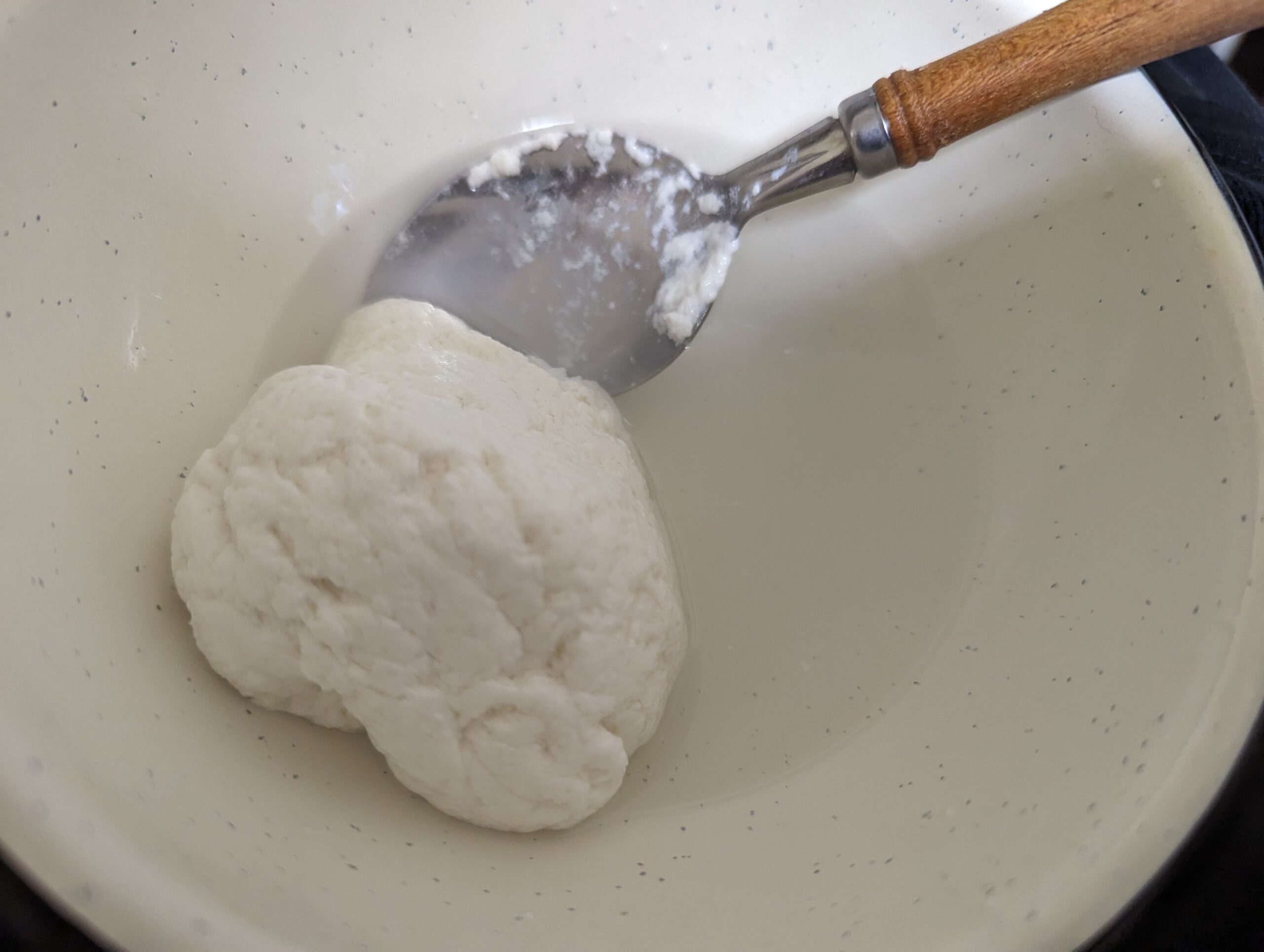 熱湯の中でチーズを練る準備