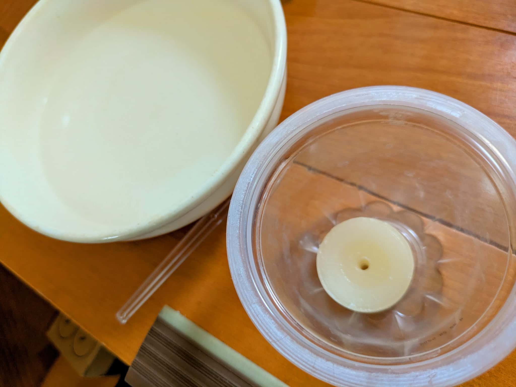 空き缶に入れたロウソクを火にかけて溶かす様子