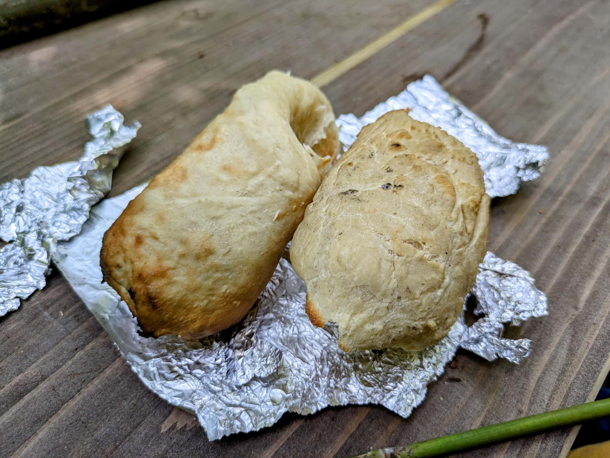 ふっくら焼けたパンと、少し硬めに焼けてしまったパンの比較