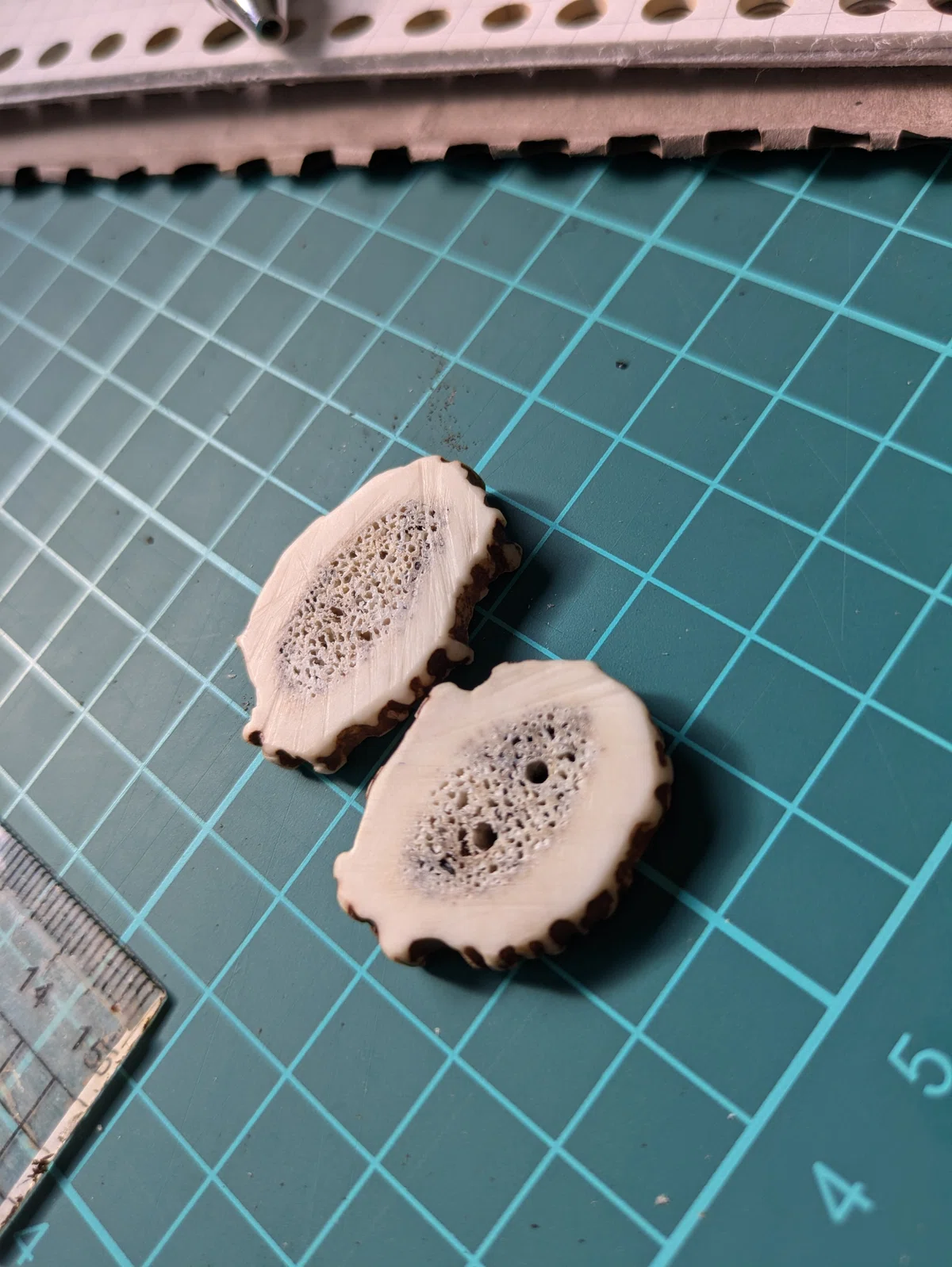 キリで穴をあける作業