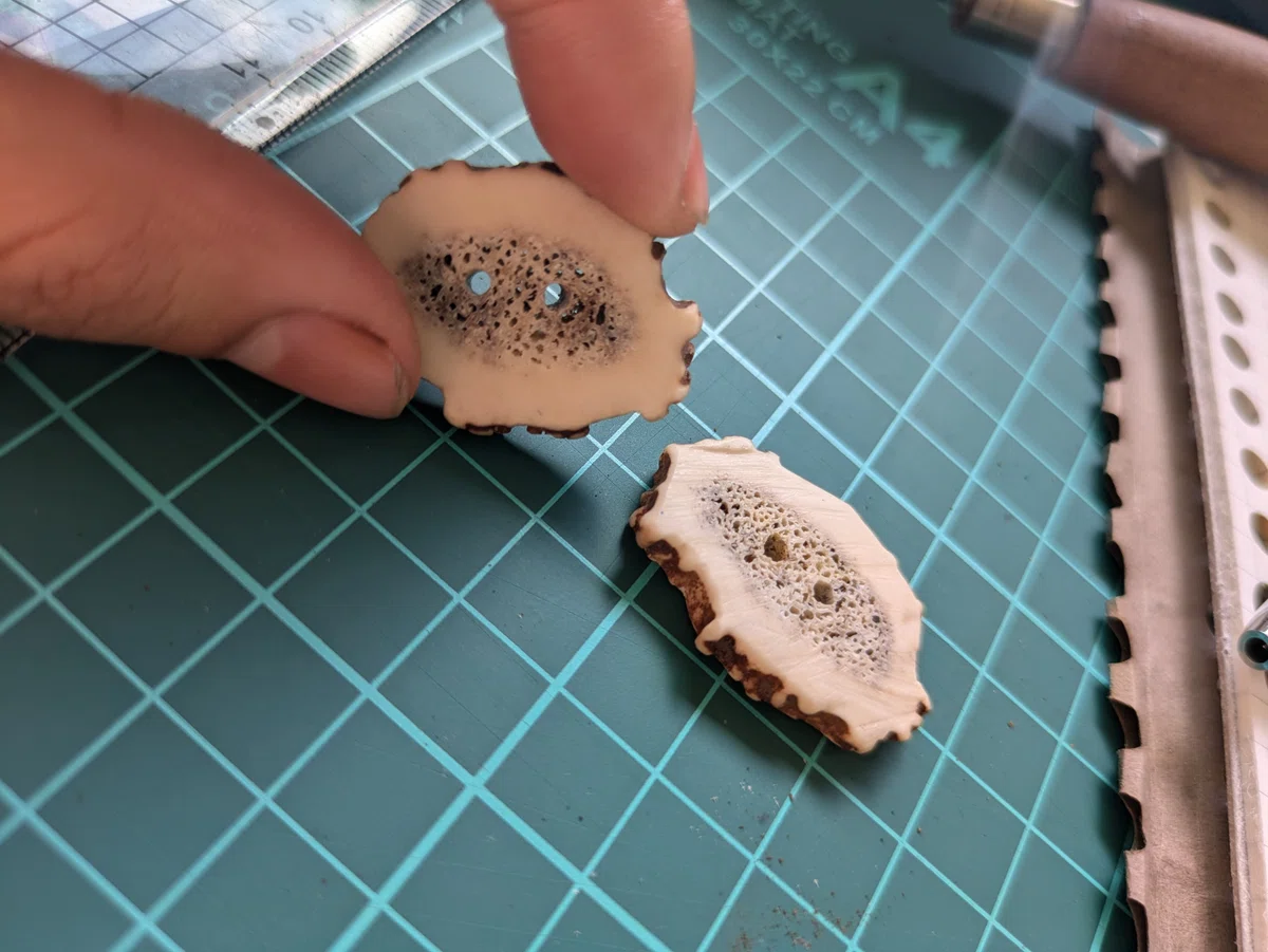 完成した鹿の角ボタン