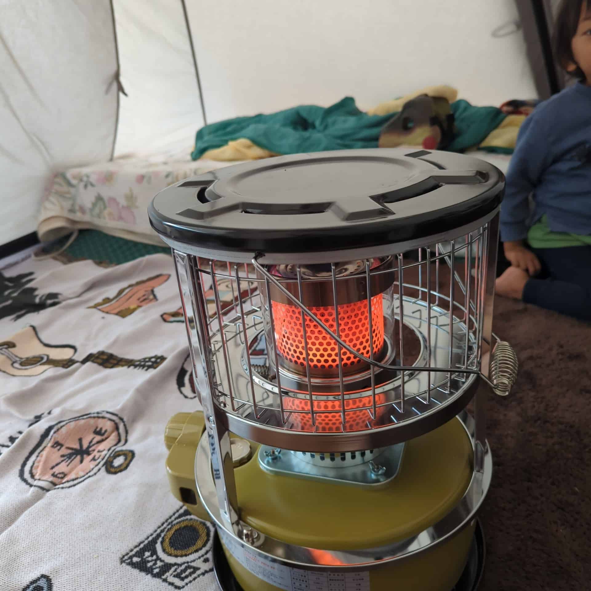 フタマタノキワミを使いテント中央にストーブを設置した様子