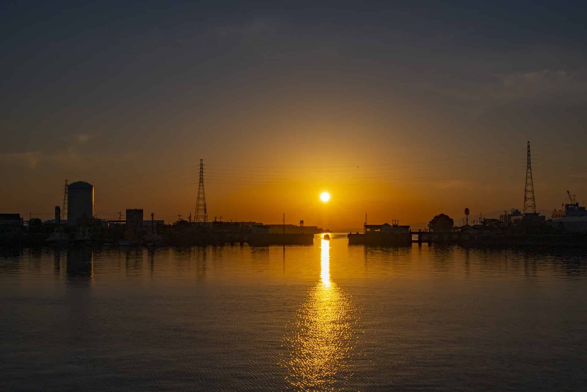 三池港に沈む夕日と光の航路のイメージ