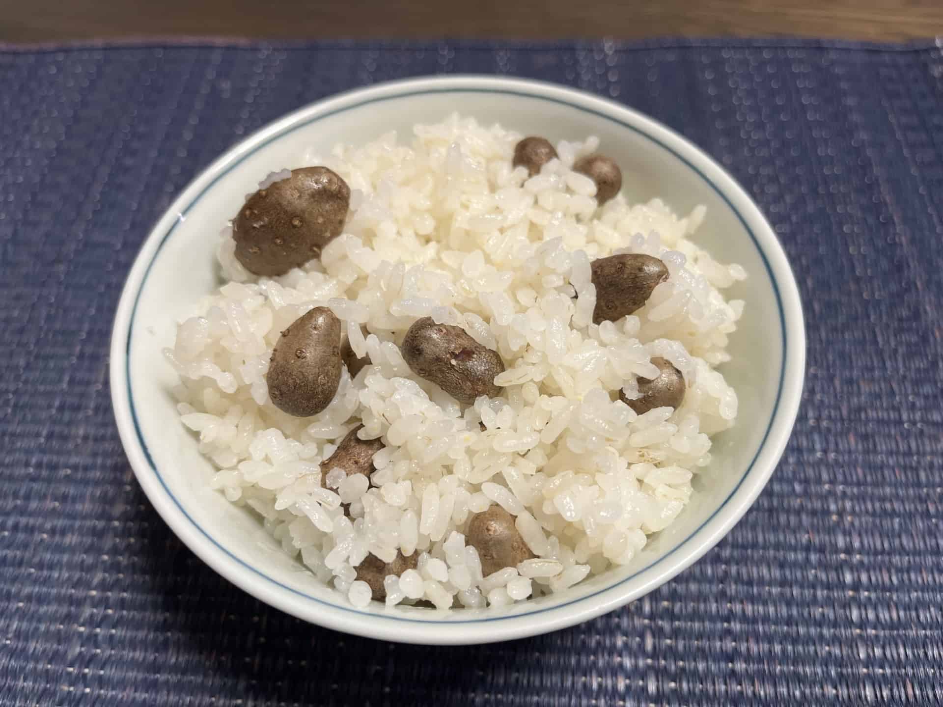 お茶碗によそわれたむかごご飯