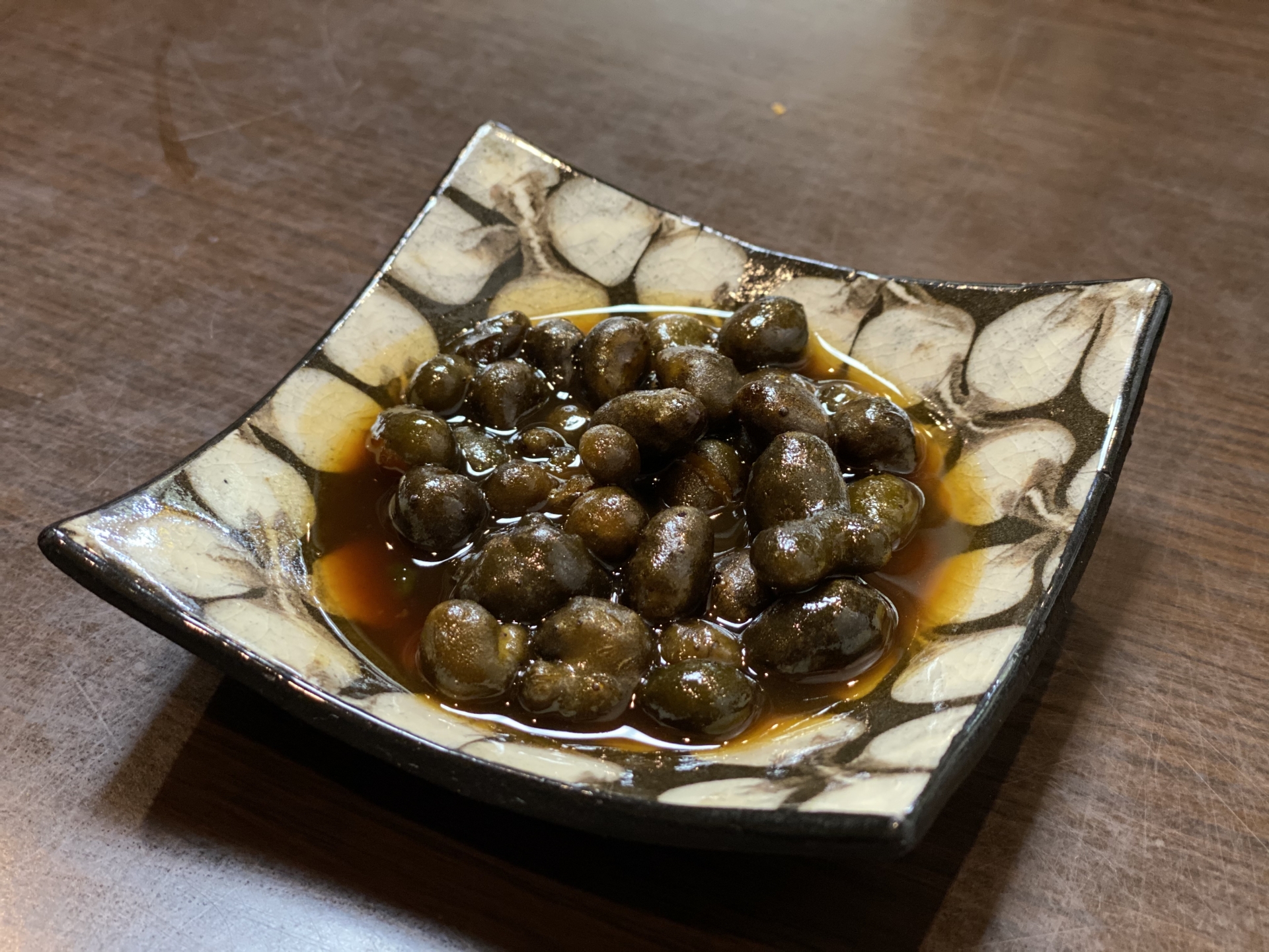 お皿に盛られたむかごの甘辛煮