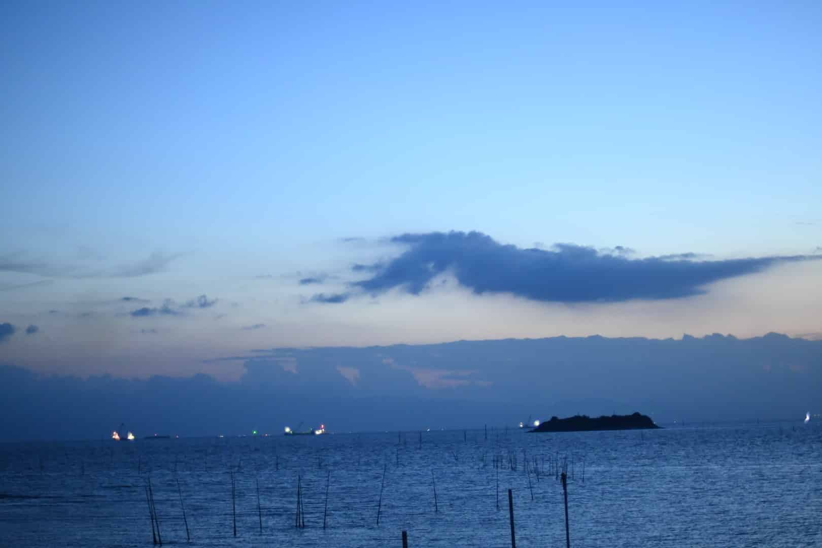 有明海と沖合に見える初島・三池島
