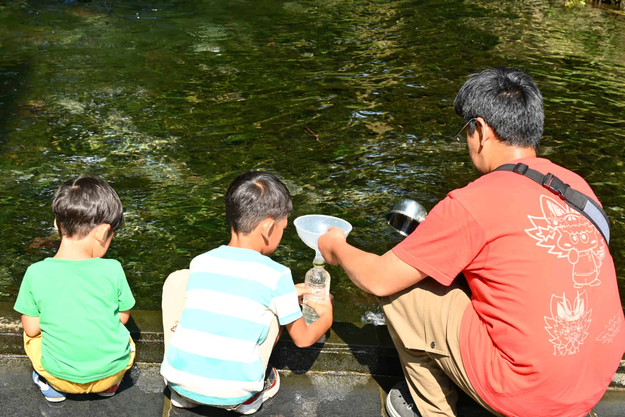 白川水源で水を汲む様子
