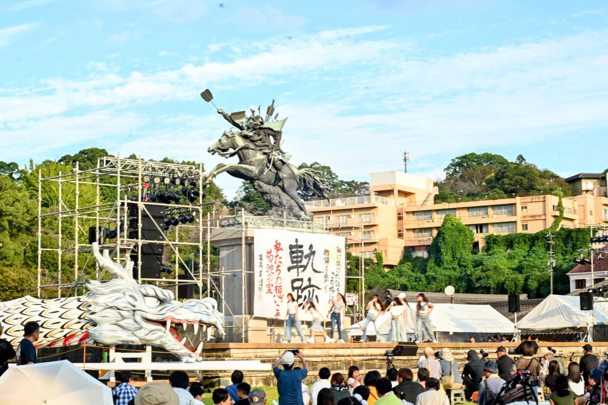多彩なステージイベントと屋台