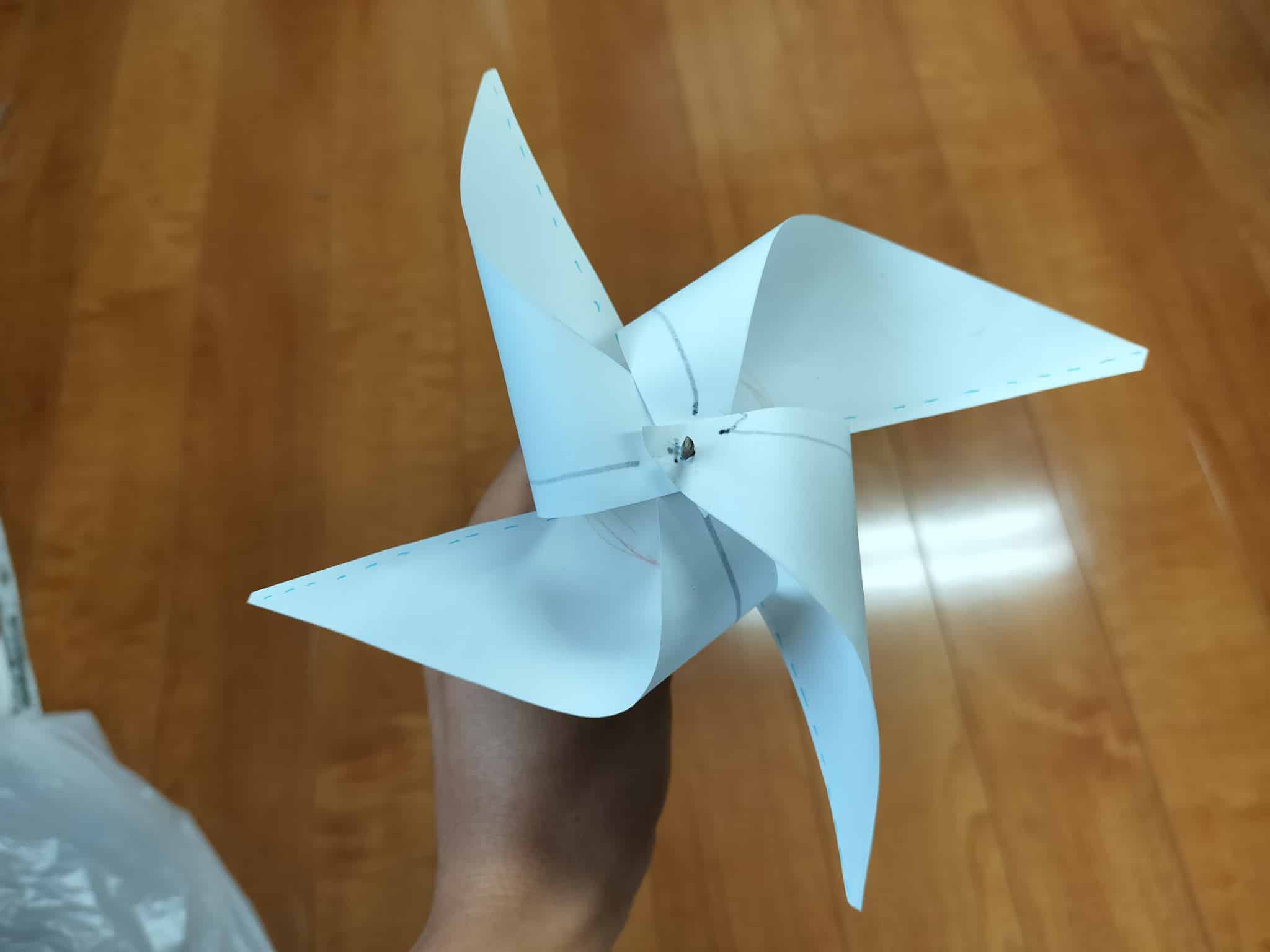 折り紙で作ったカラフルな風車