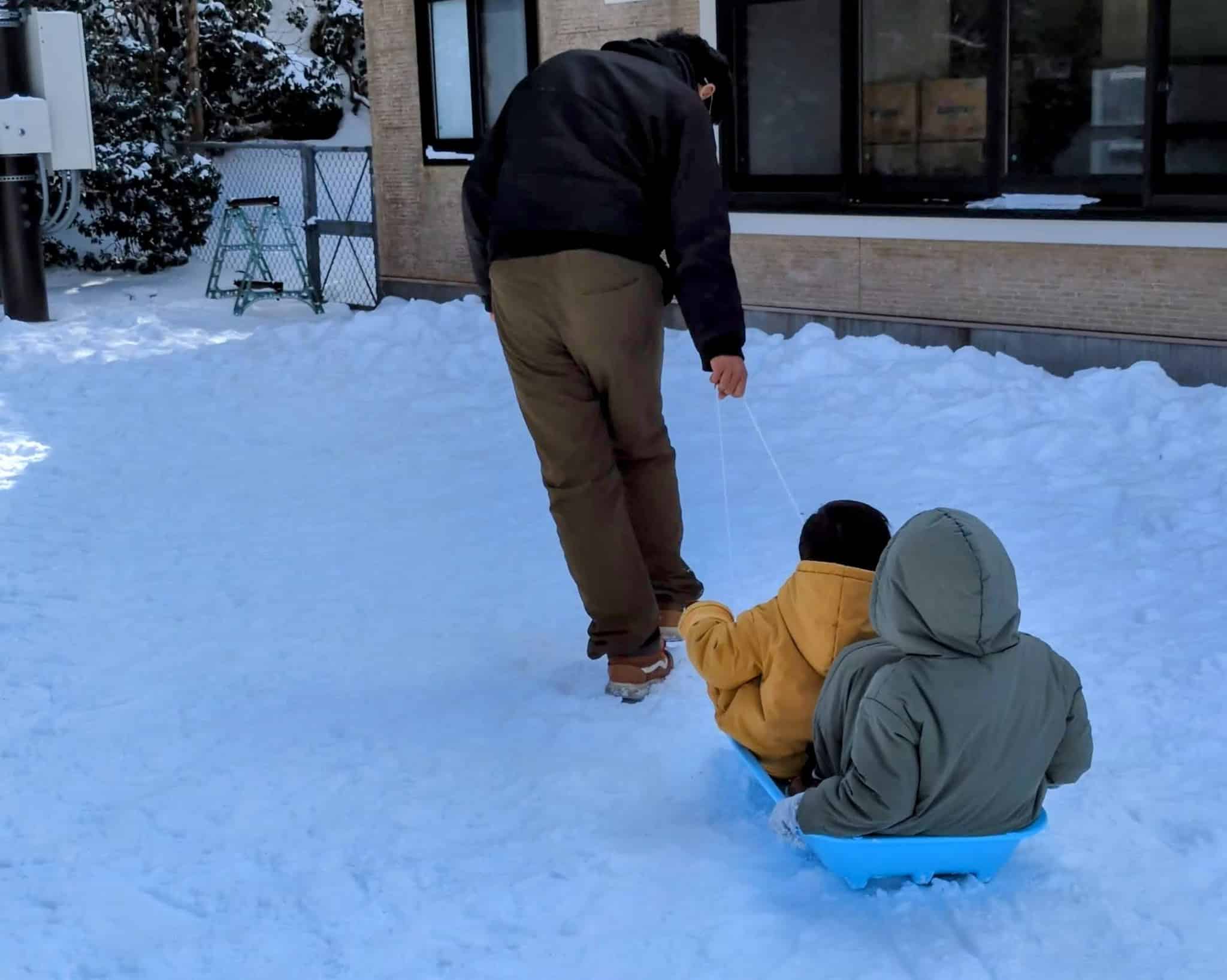 雪遊び ソリ滑り