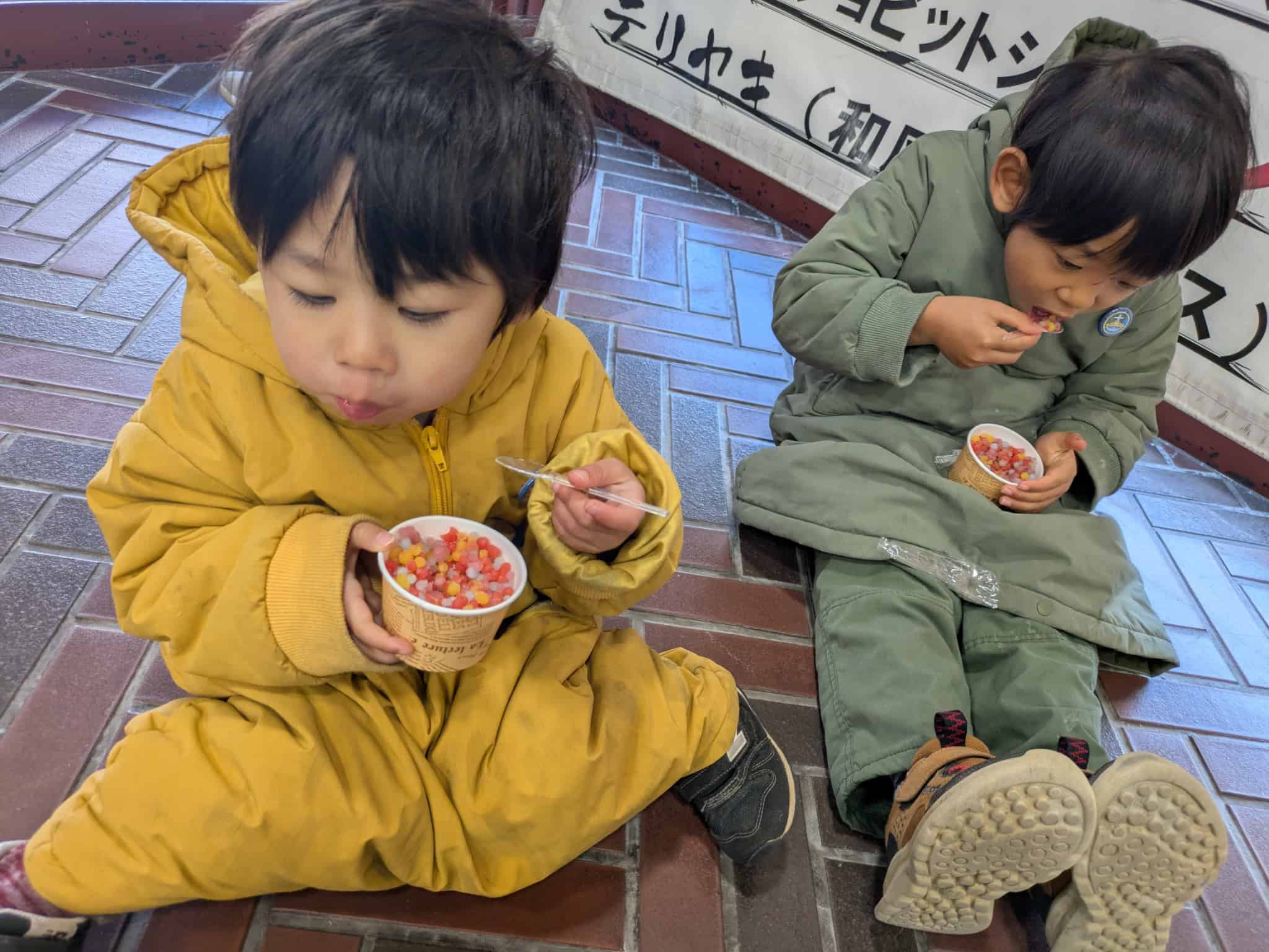 着る寝袋を着てくつろぐ様子