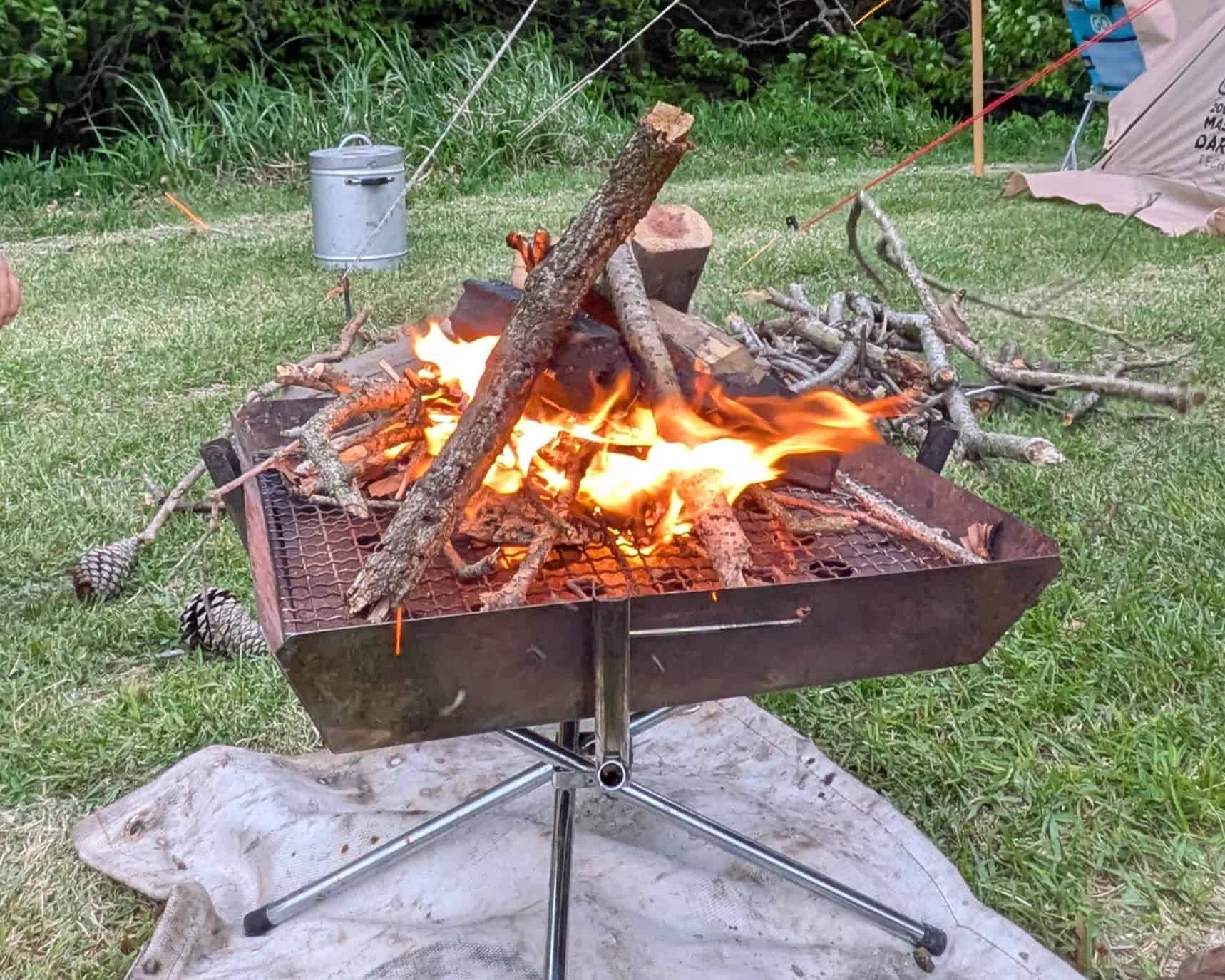 合掌型の薪の組み方