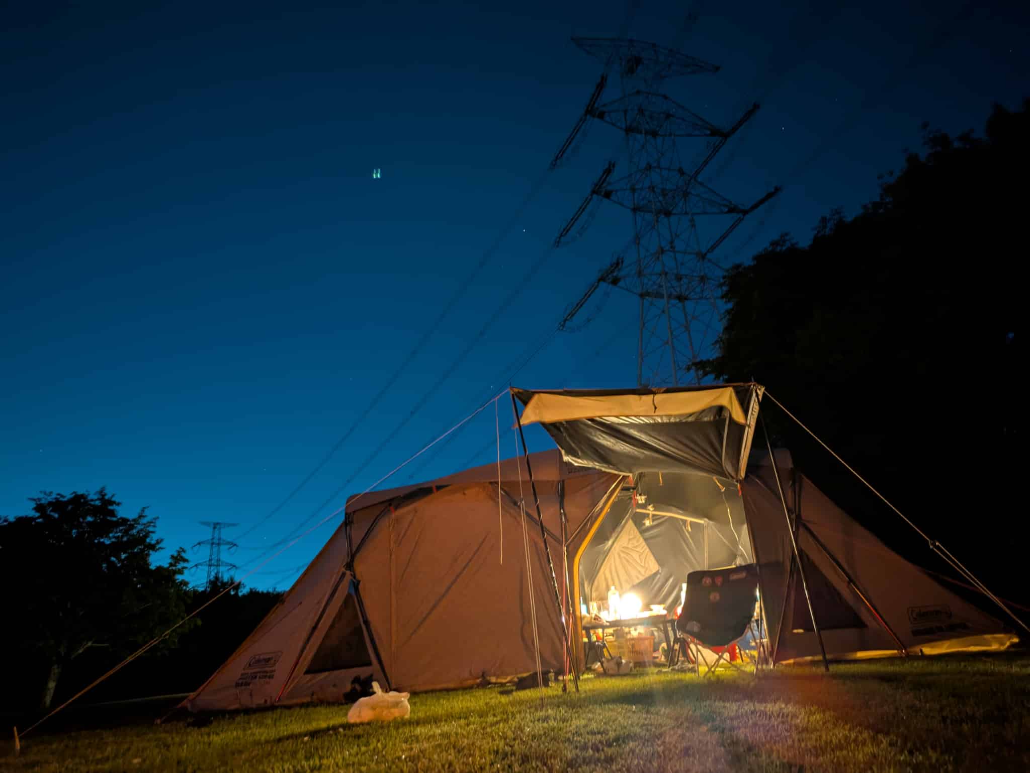 キャンプサイトの夜の風景