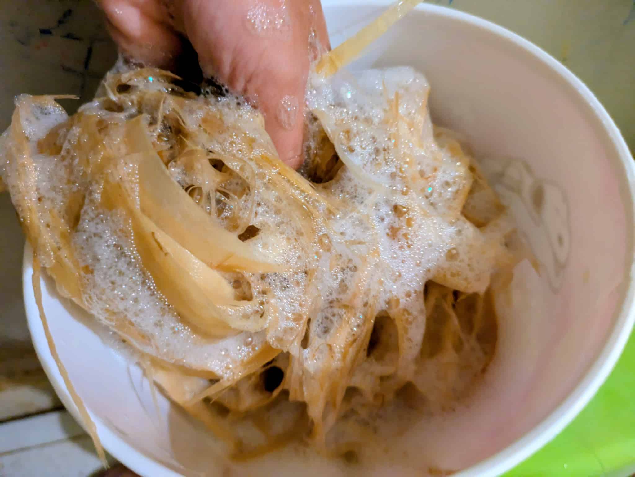 泡立つバケツの中