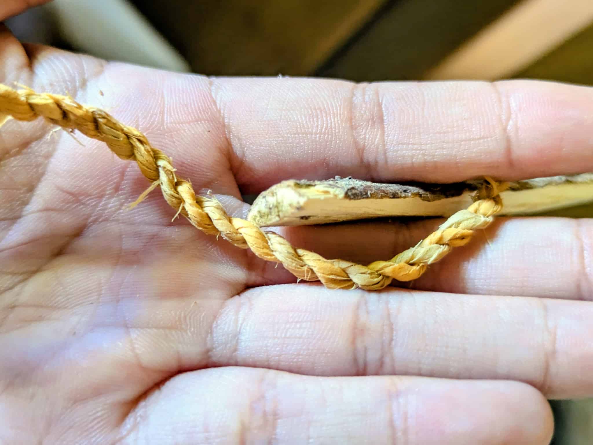 完成した流木製の紐