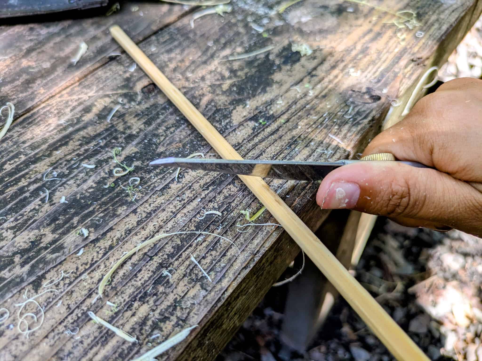 ナイフで竹を削る方法