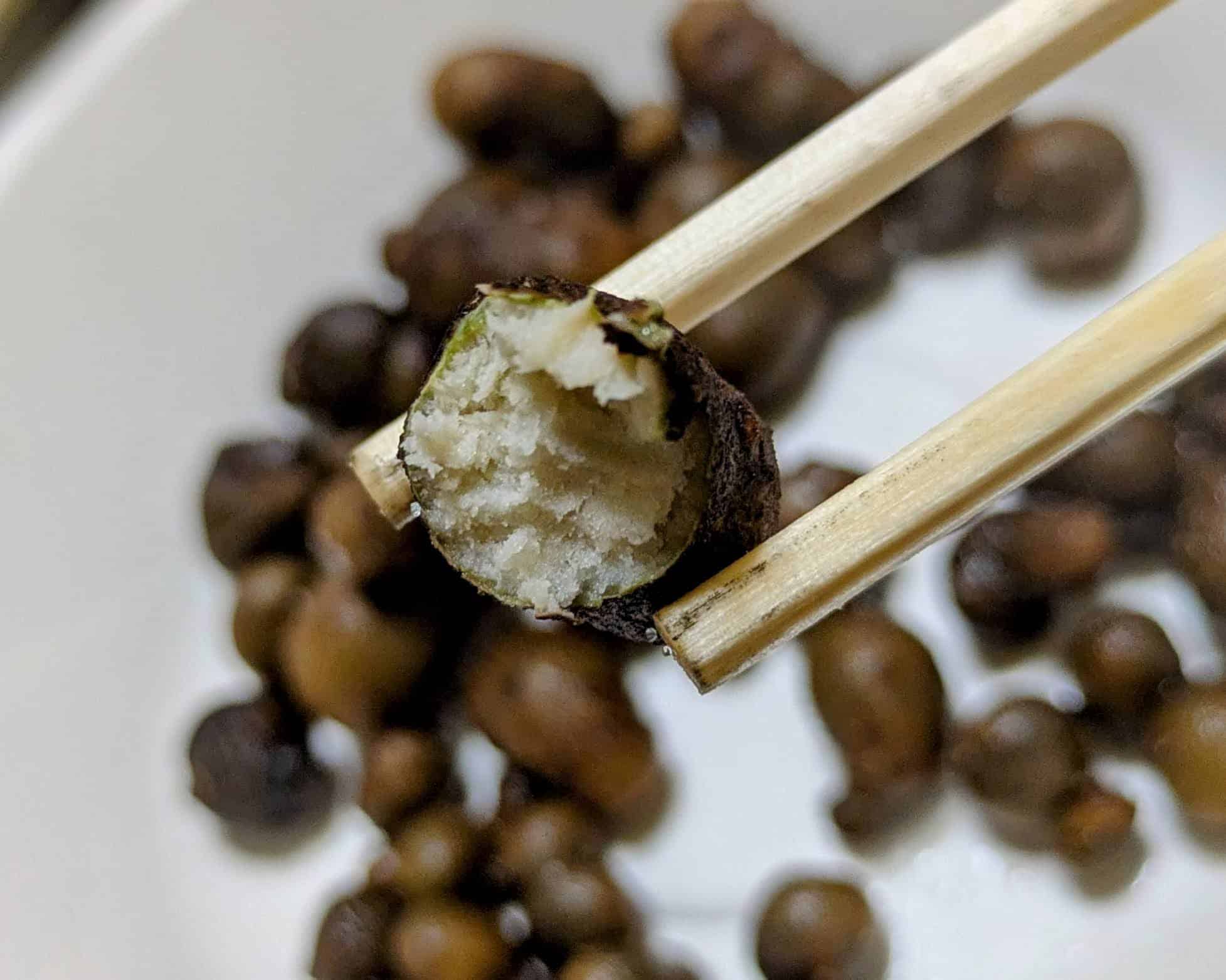 塩茹でしたむかごのアップ