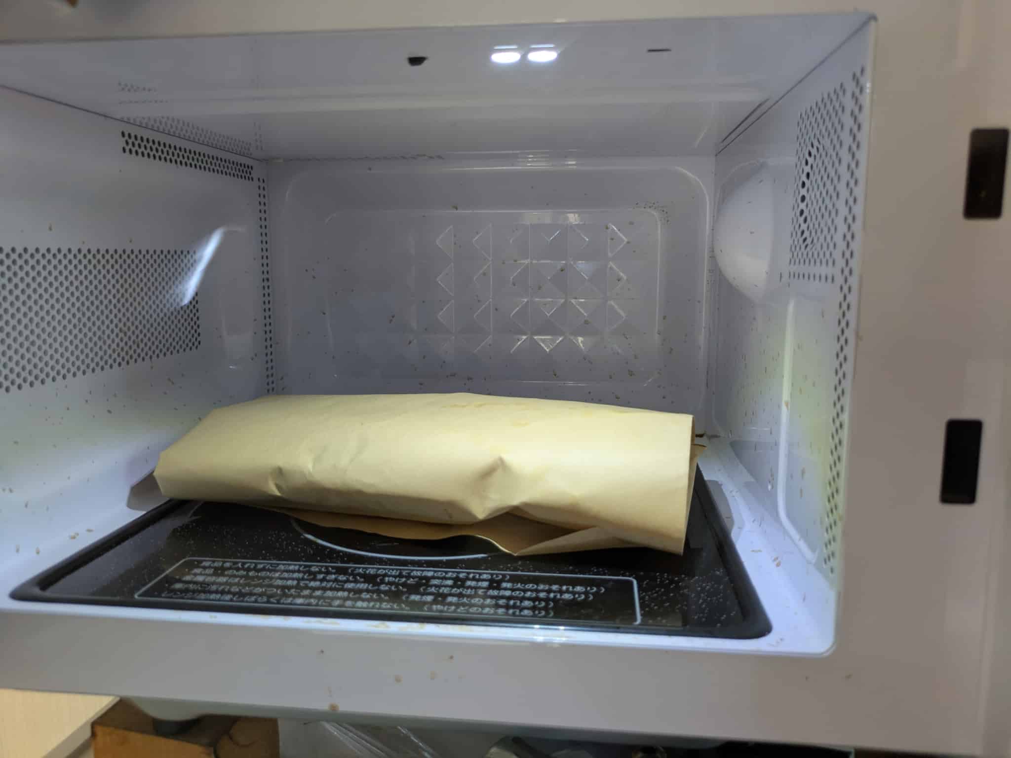 封筒に入れてレンジ加熱されるぎんなん