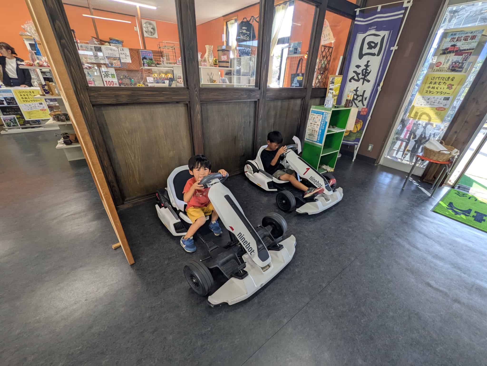 売店で販売されている炭坑グッズやおもちゃ