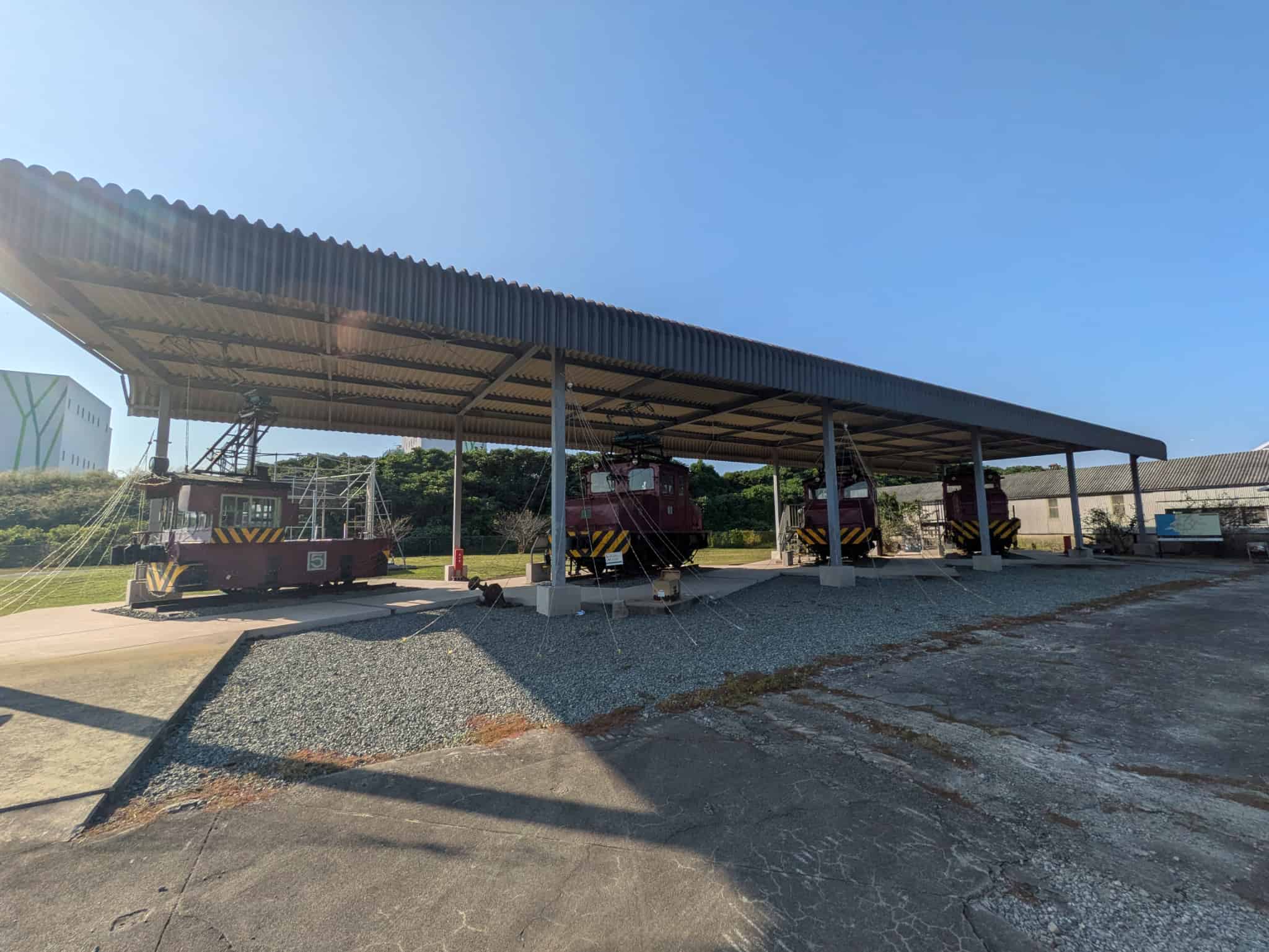 坑道前に展示されている4台の炭坑列車