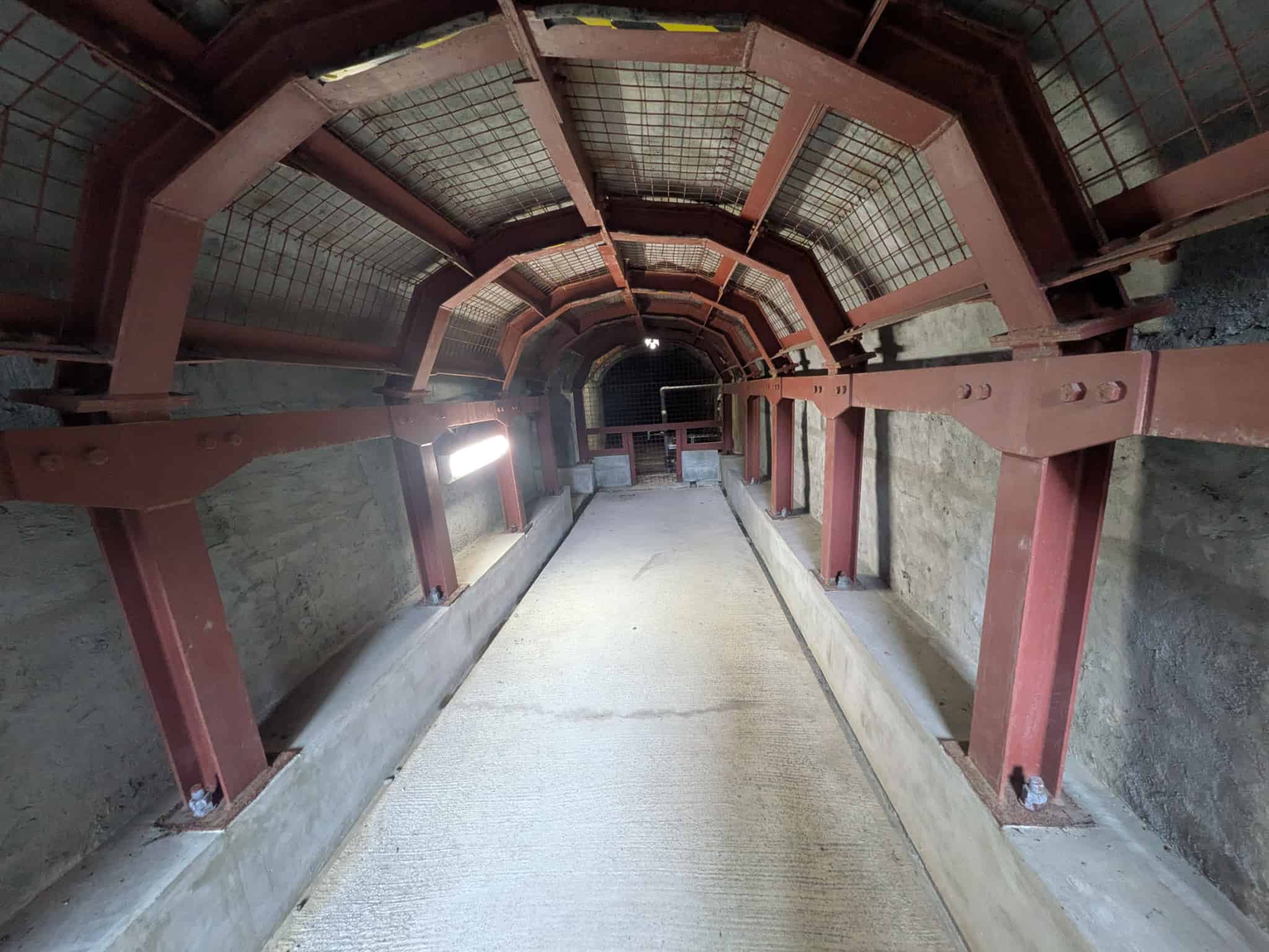 坑道の天井は低い