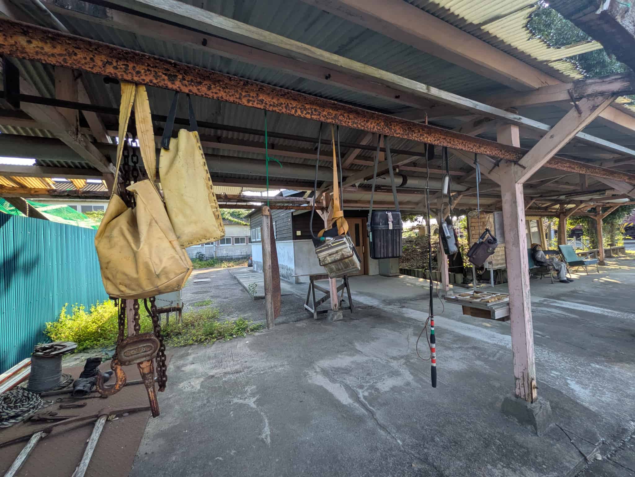 坑道内部につるされた道具類