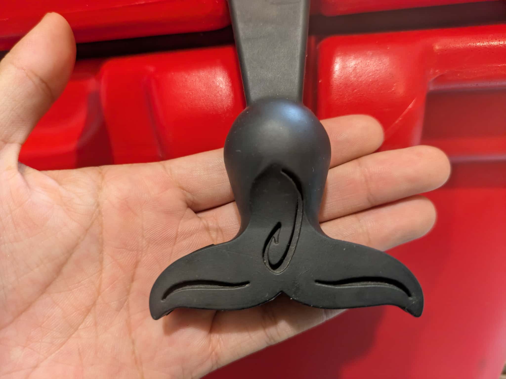 シャチの尾びれ型ラッチ