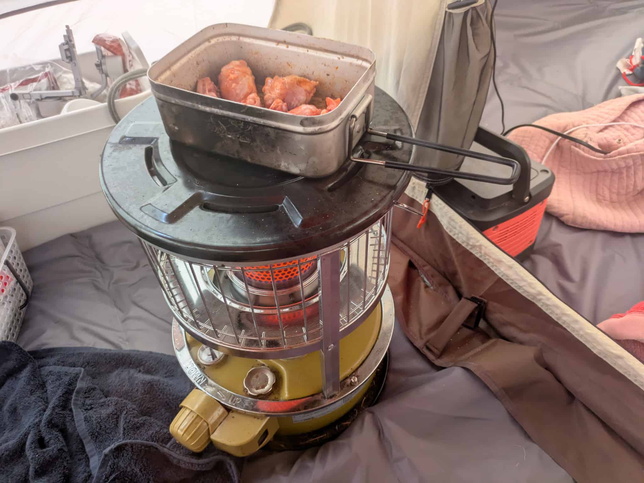 パセコストーブの天板で調理する様子