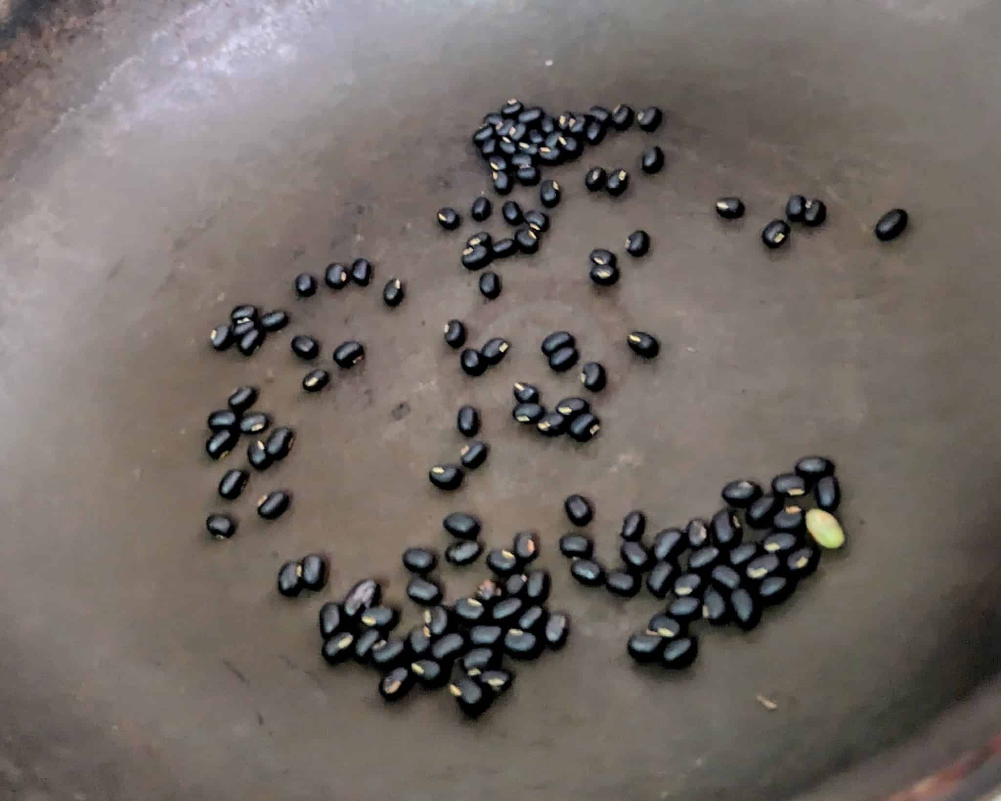 豆をフライパンで炒る