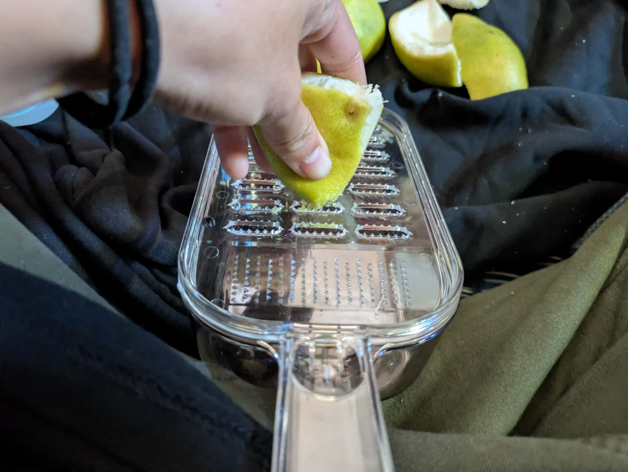 パール柑の皮をすりおろす様子