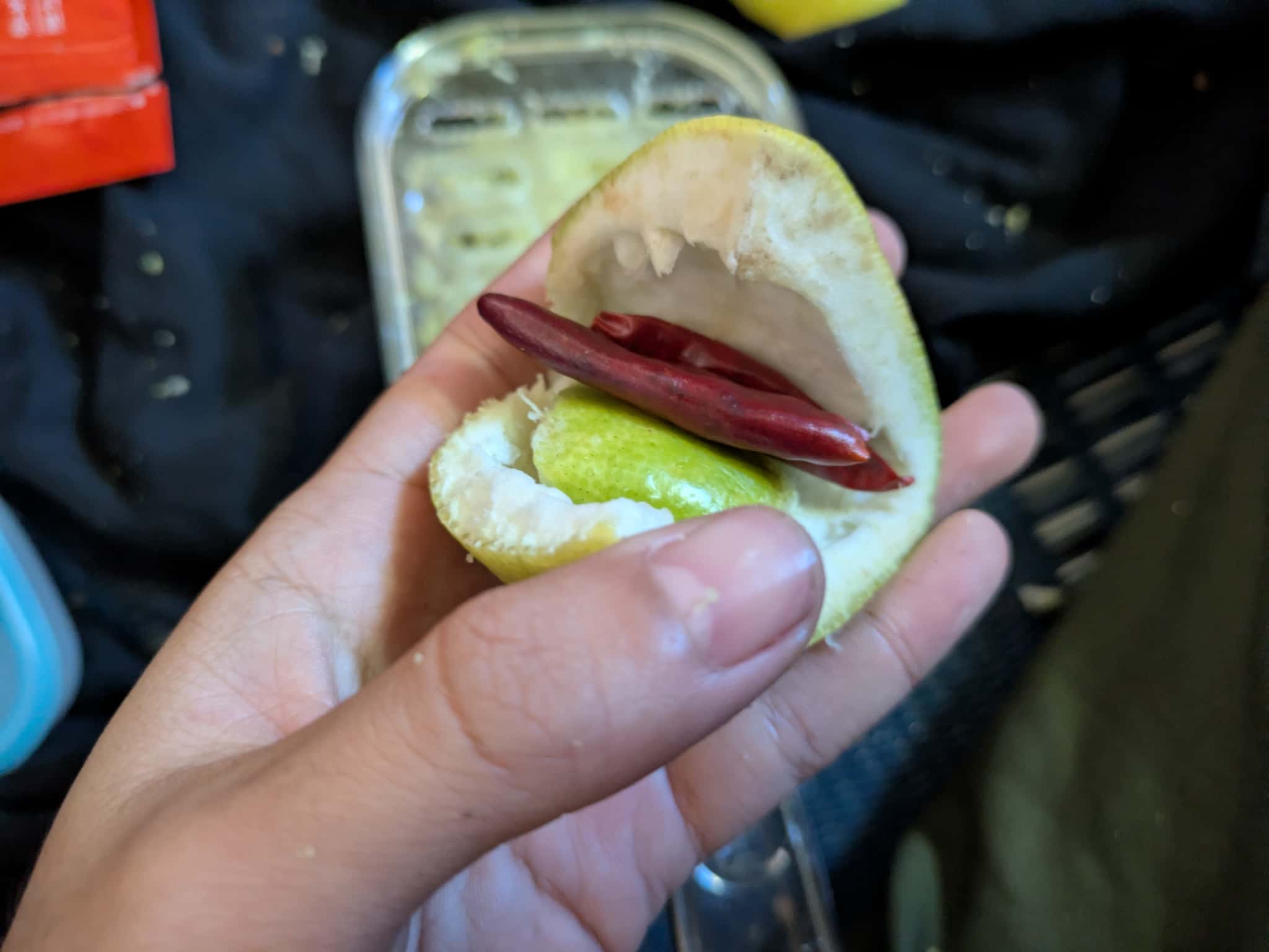 唐辛子も一緒にすりおろす