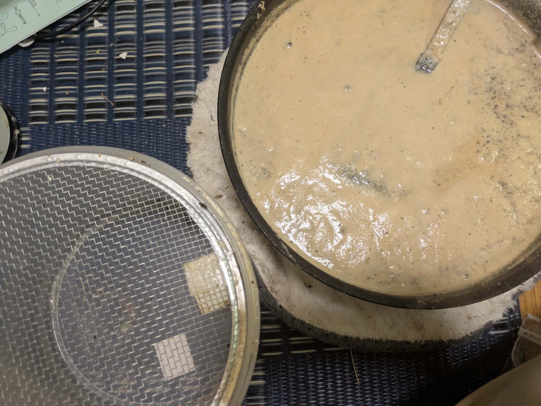 バケツとザルを使った簡単なロウの抽出方法