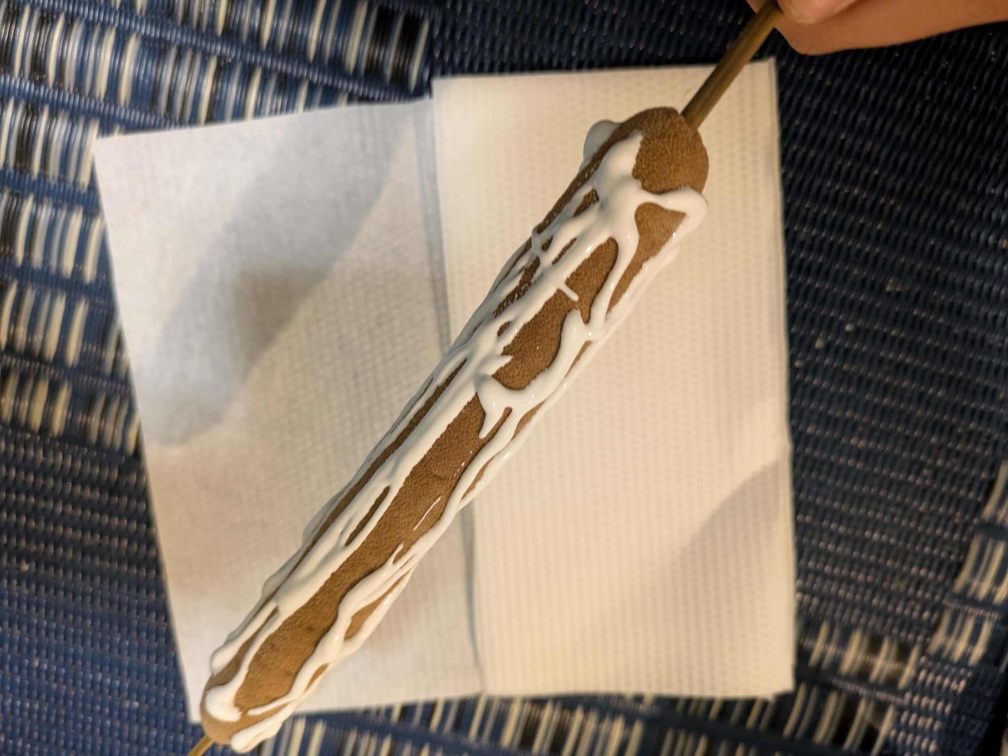 ガマの穂にボンドをつける