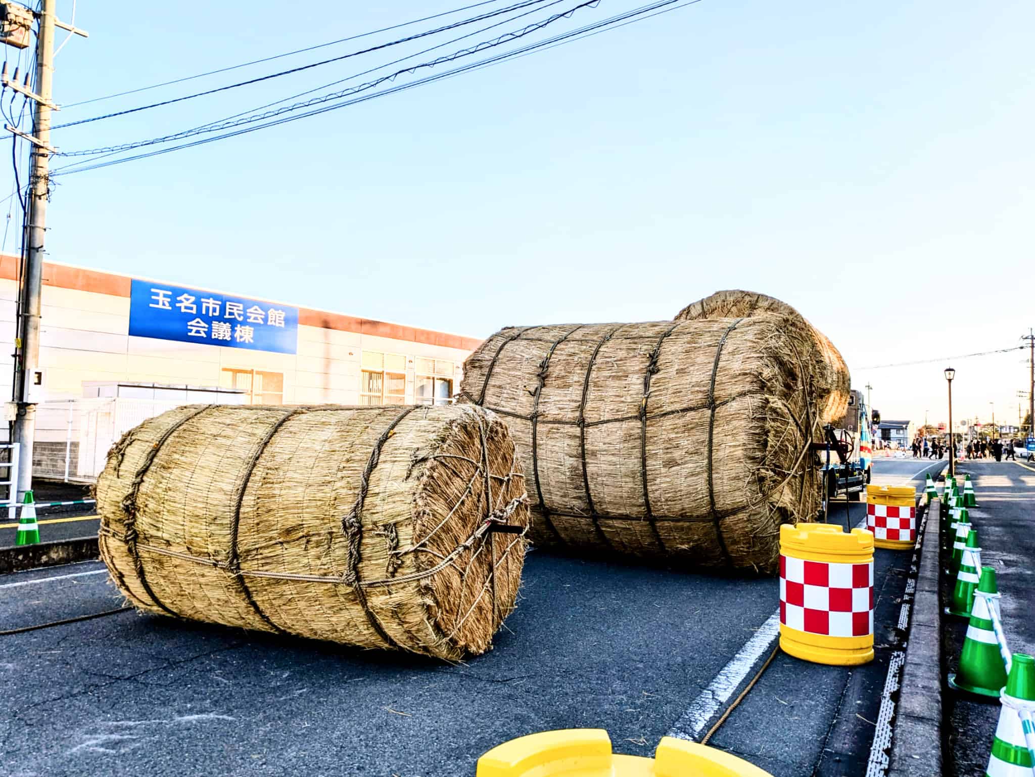 手前が小俵、奥が大俵