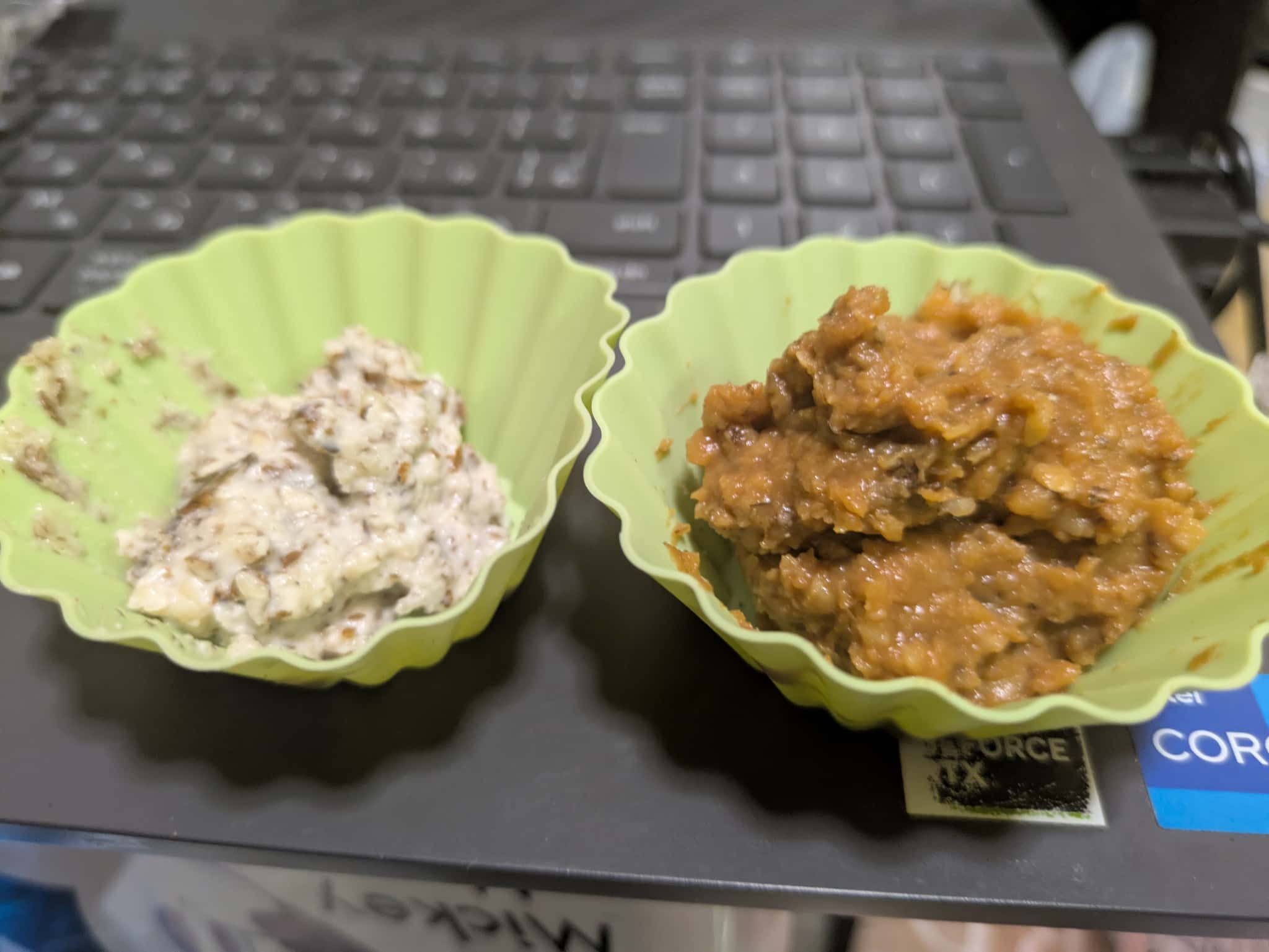 くるみペースト（左）とくるみ味噌
