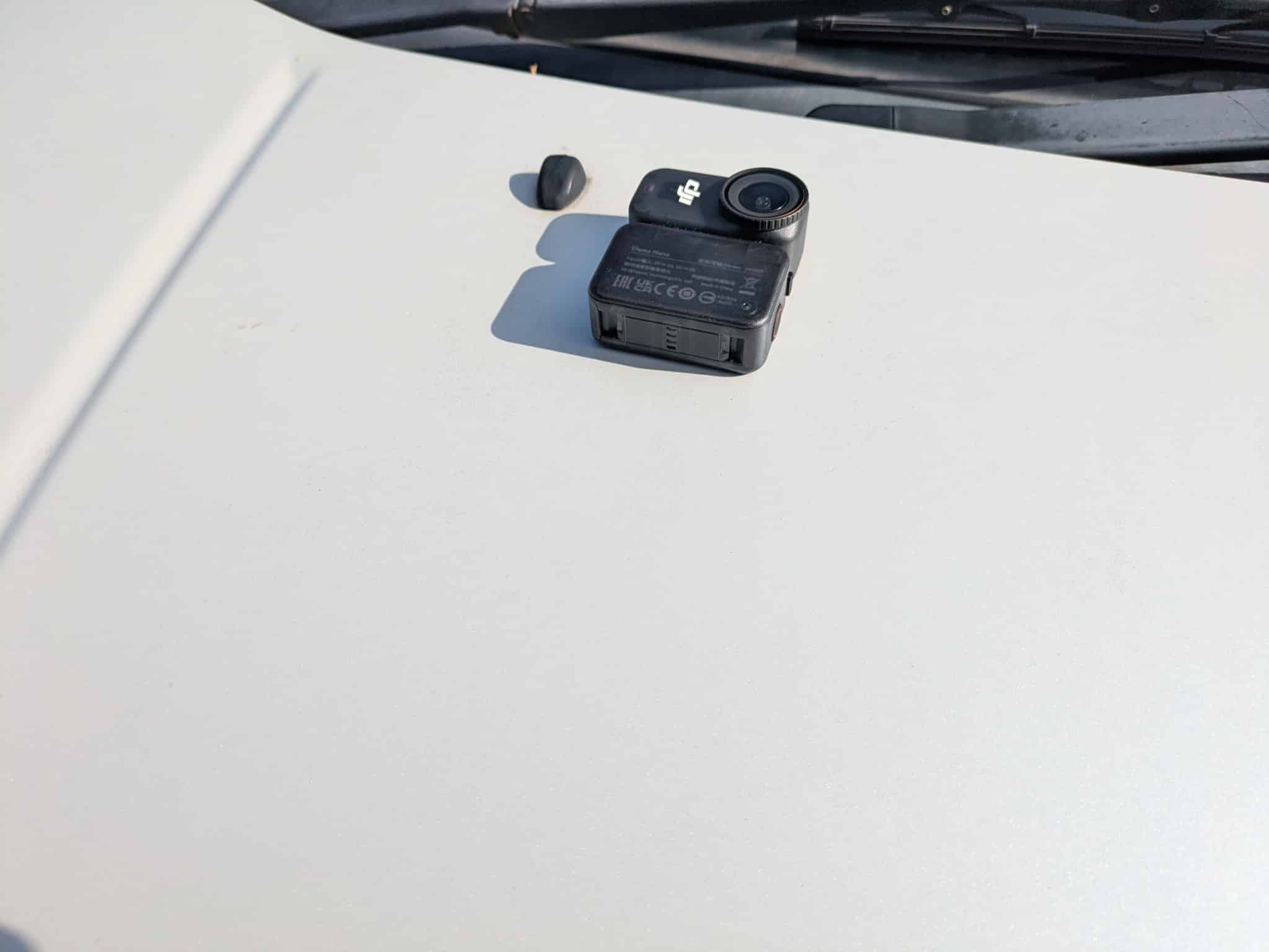 車のボンネットに装着されたOsmo Nano