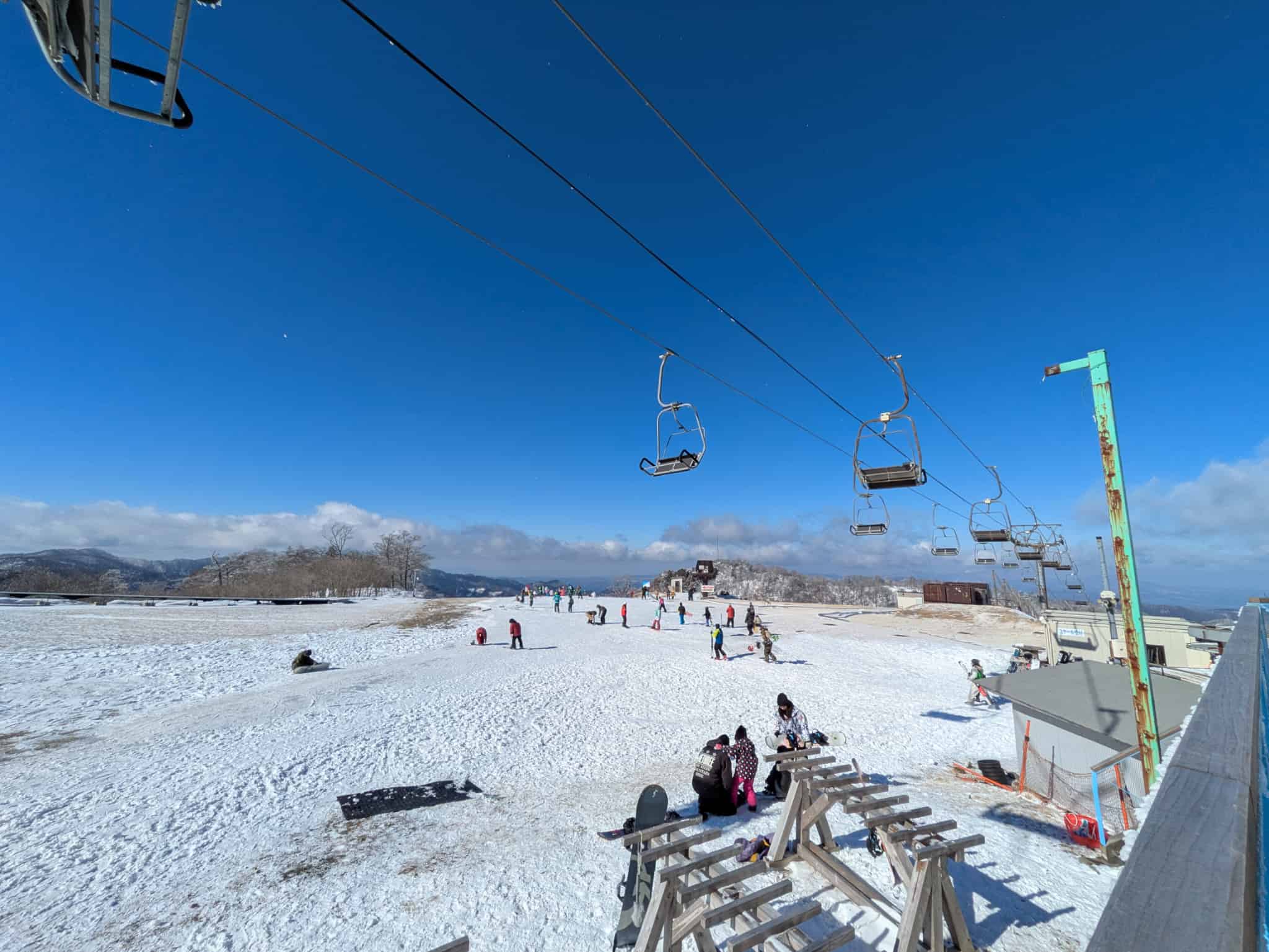 五ヶ瀬の雪景色の中で子供と手を繋ぐ私