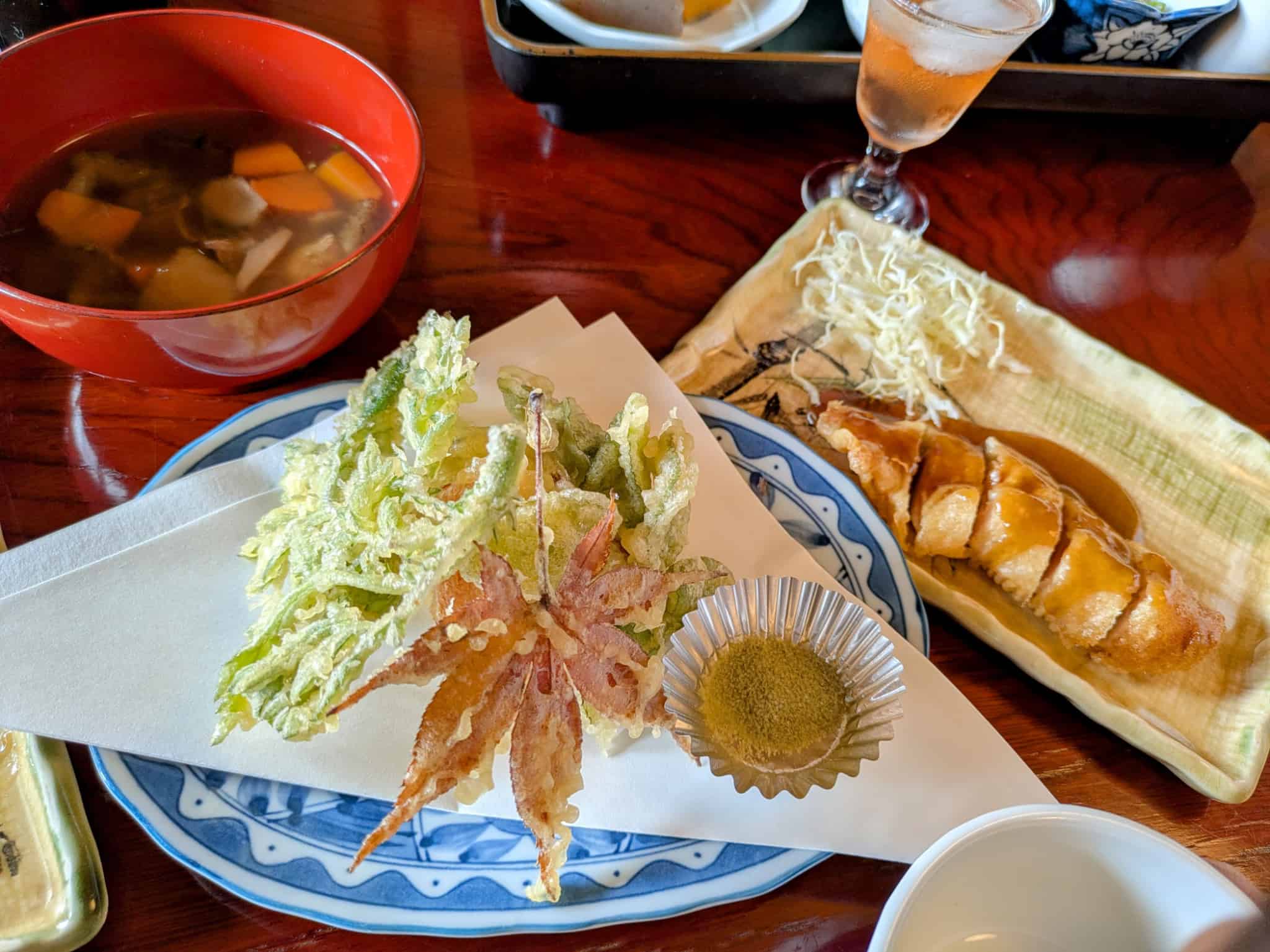 田舎料理定食の天ぷらとメイン料理