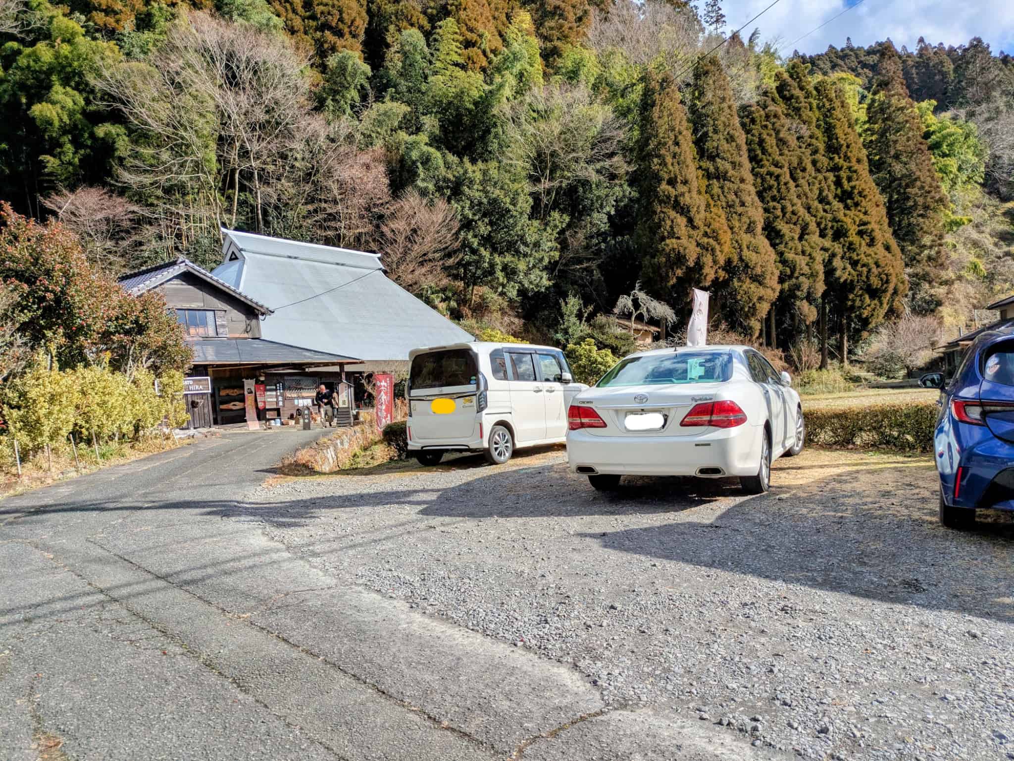 駐車場からお店への道のり