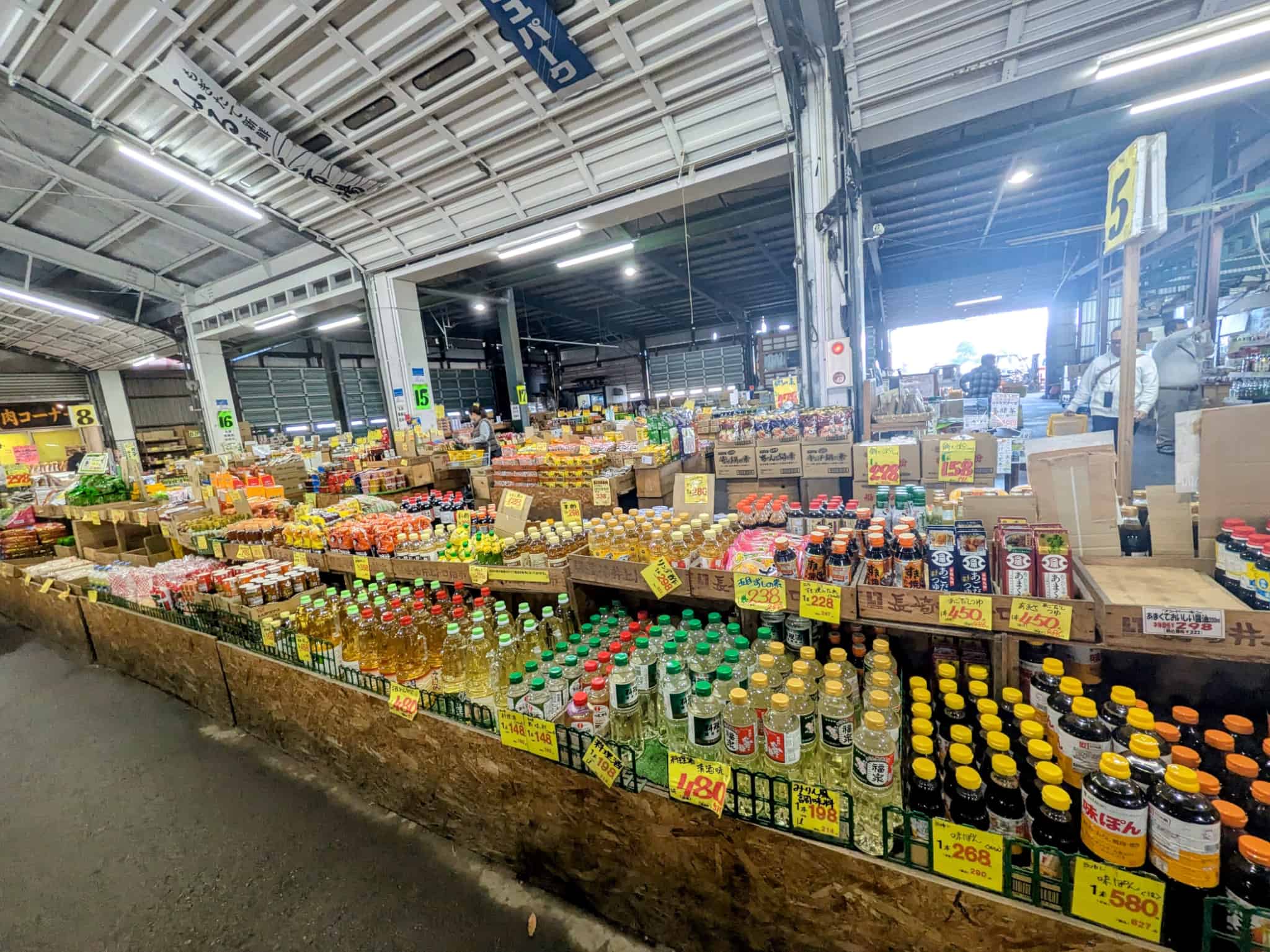 キャンプで忘れがちな調味料やふりかけも大量に販売