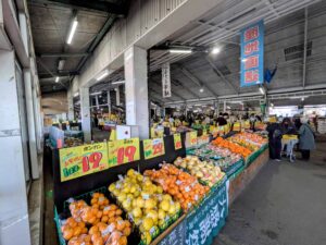 熊本のふるさと市場で販売されている新鮮な野菜とフルーツ