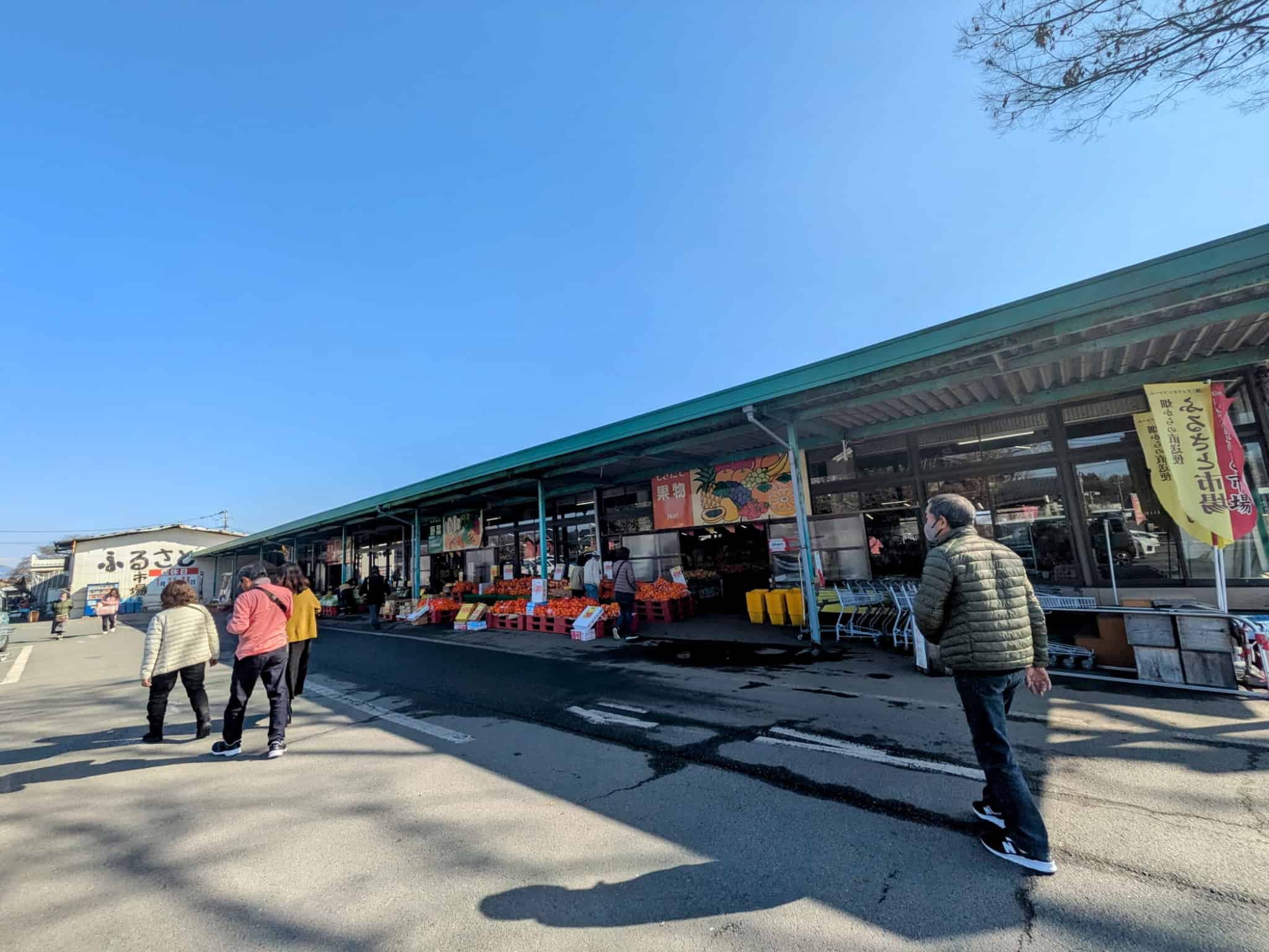 熊本県益城町ふるさと市場の外観 ファミリーマート側からの景色