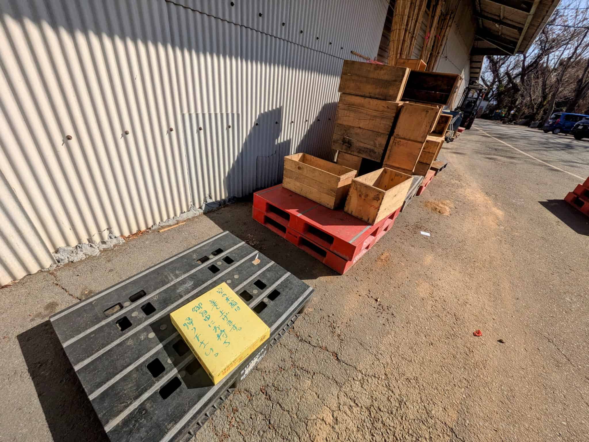 自由にどうぞと書かれた置き紙と木箱