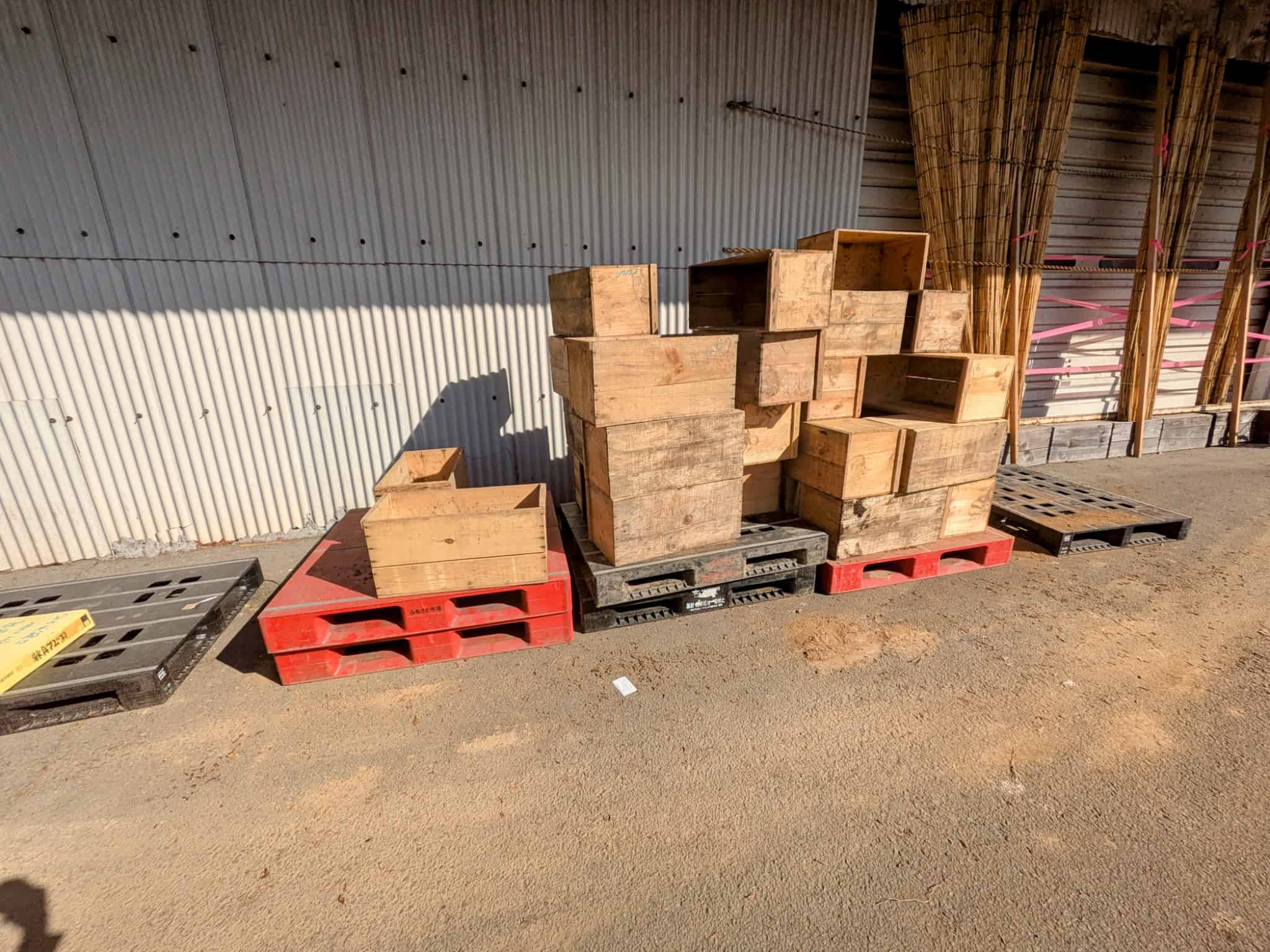 しっかりとした作りの木箱