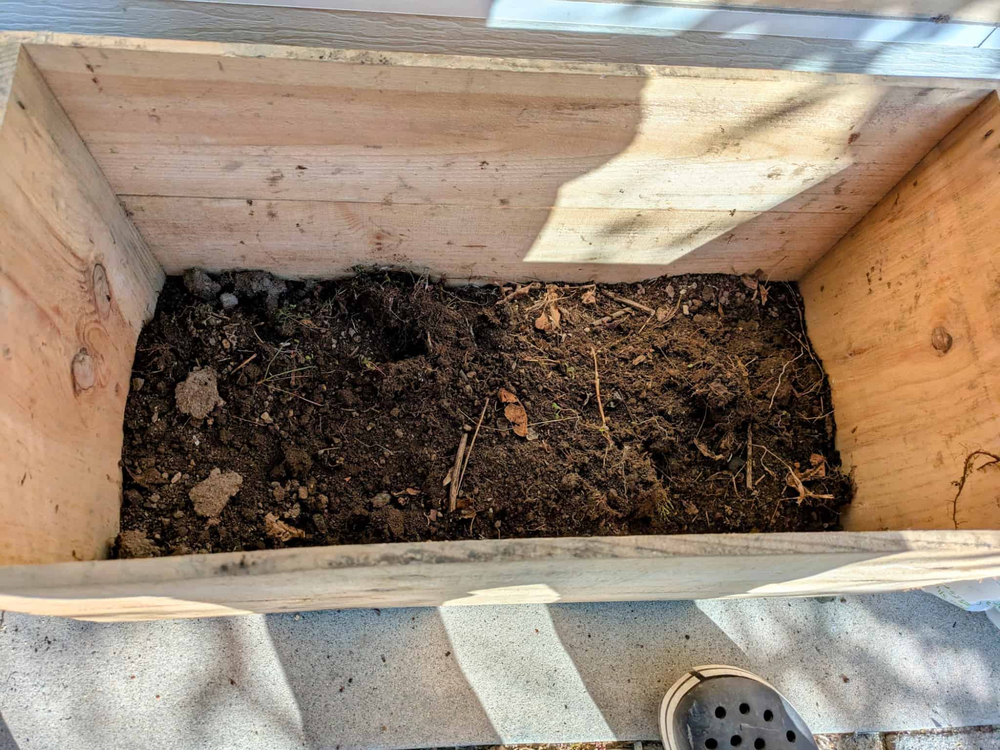 木箱に入れられた土