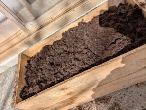 生ゴミを入れた後は、必ず最後に腐葉土で蓋をします。こうすることで臭いを抑え、コバエなどの虫が寄ってくるのを防ぐことができます。