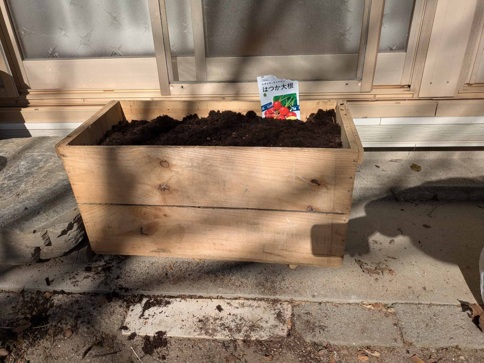 水を撒いて種まき完了