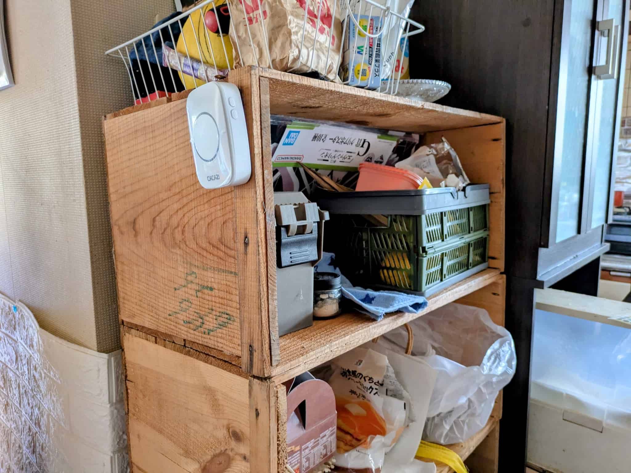 棚として活用されている大量の木箱